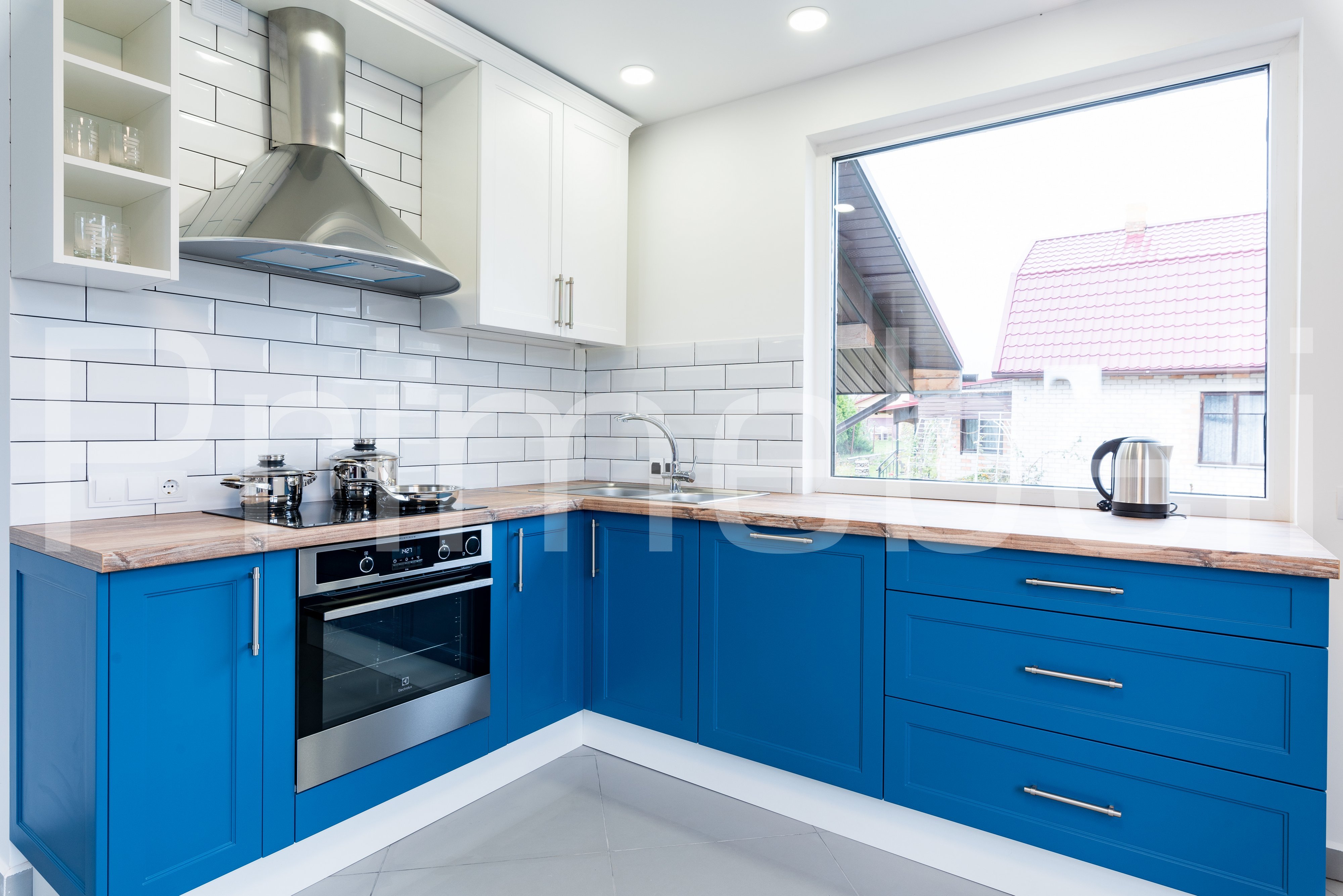 Белая кухня синяя столешница. Голубые кухни. Кухня в голубых тонах. Синие кухни. Кухонный гарнитур голубой с белым.