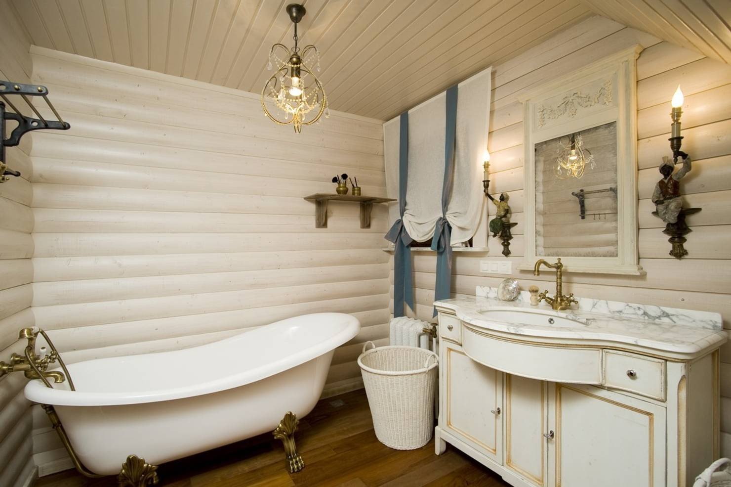 Просмотрите фото ниже, чтобы увидеть примеры ванных комнат с имитацией бруса
