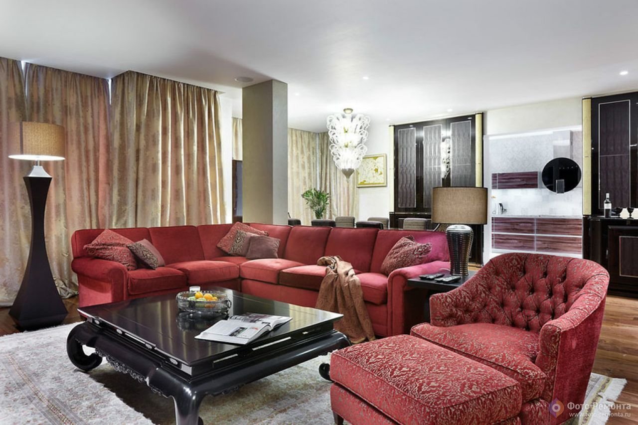 Дизайн комнаты с бордовым диваном