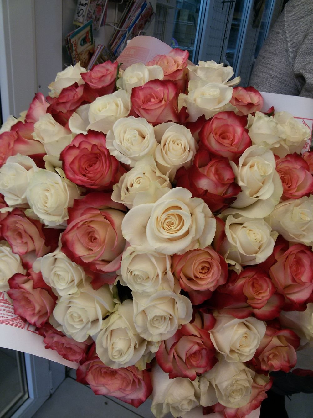 Фото реальных букетов цветов дома. Букет шикарный. Огромный букет цветов. Шикарный букет роз. Огромные букеты из роз.