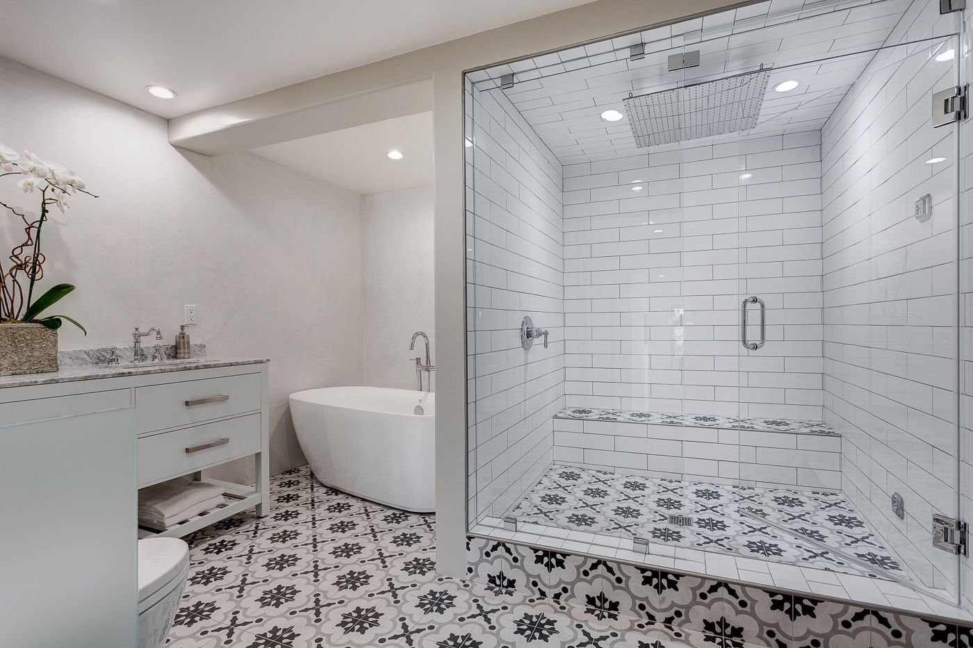 Белая плитка на пол в ванной. Белая ванная комната. Белая душевая комната. Ванная в скандинавском стиле с душевой. Ванная в скандинавском стиле с душевой кабиной.