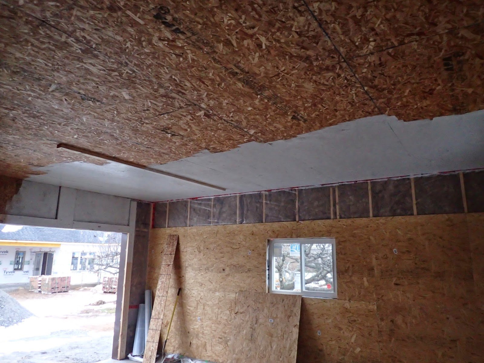 Преимущества использования плит OSB для отделки потолка