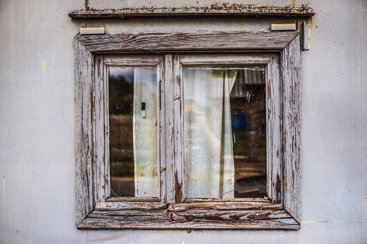 Пластиковые окна в старых домах. Старое окно. Старые деревянные окна в квартире. Старая оконная рама. Старые пластиковые окна.