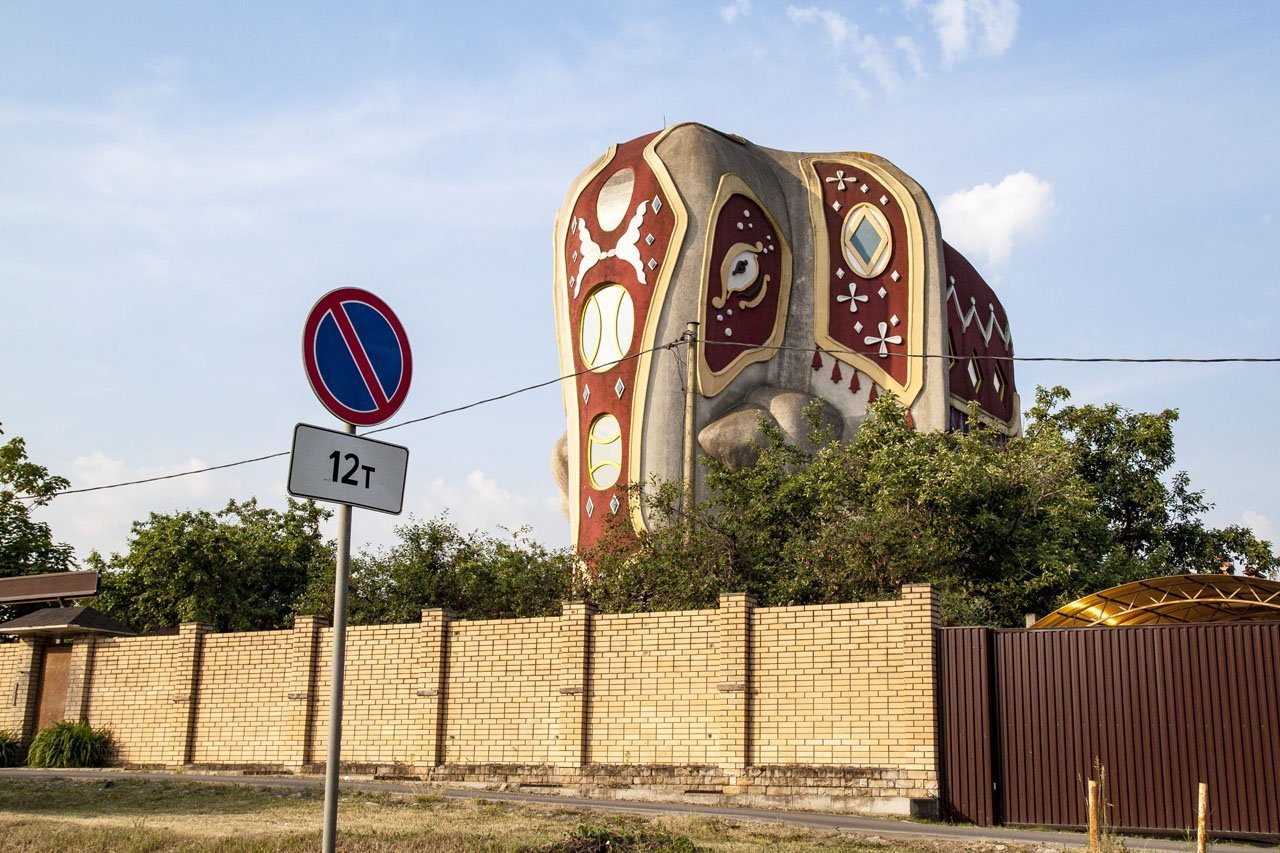 Дом в виде слона на Новорязанском шоссе — китч или шедевр