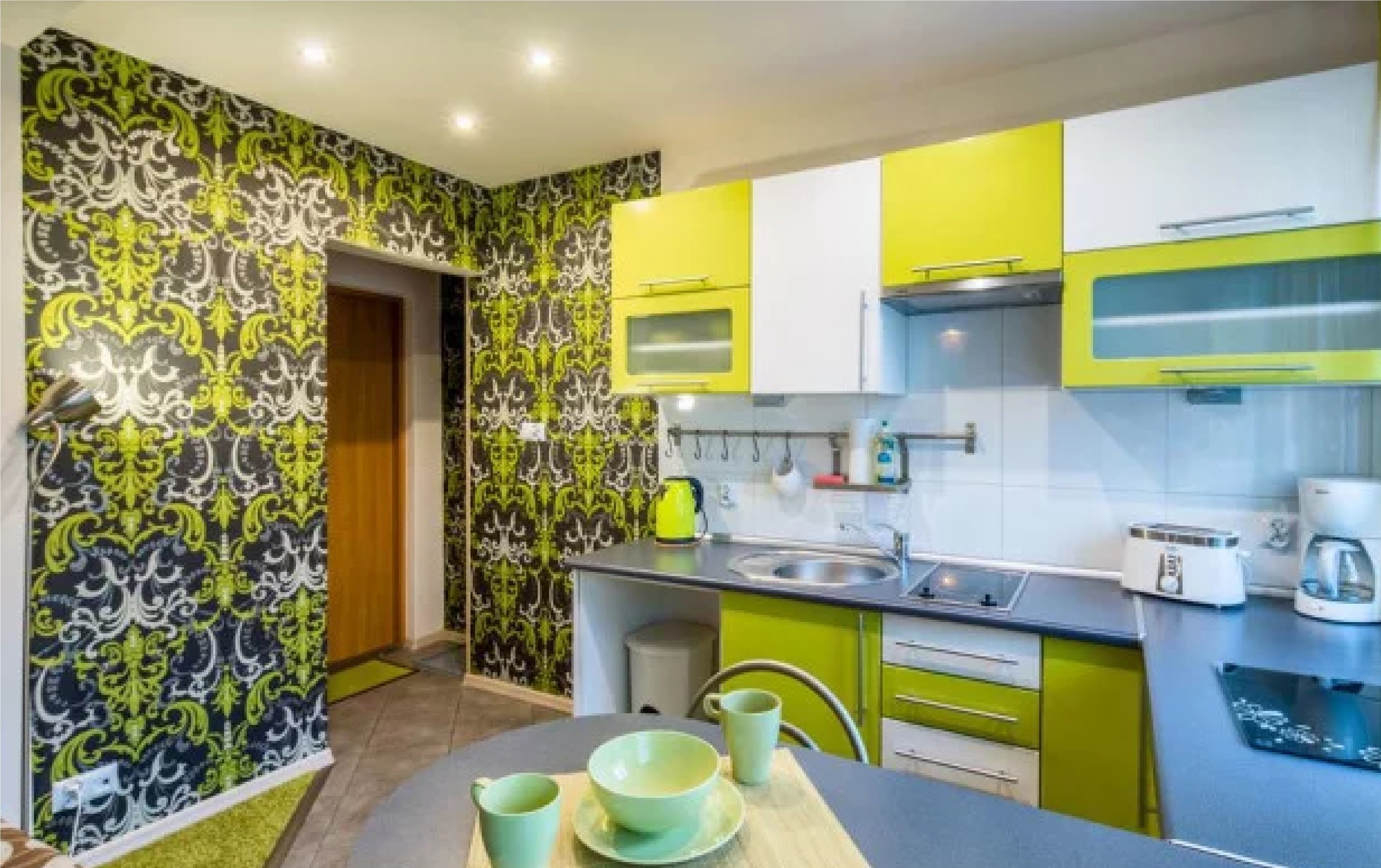 Желто зеленая кухня. Кухня в зеленых тонах. Красивые современные кухни яркие. Кухня в желто зеленом цвете. Расцветка обоев для кухни.