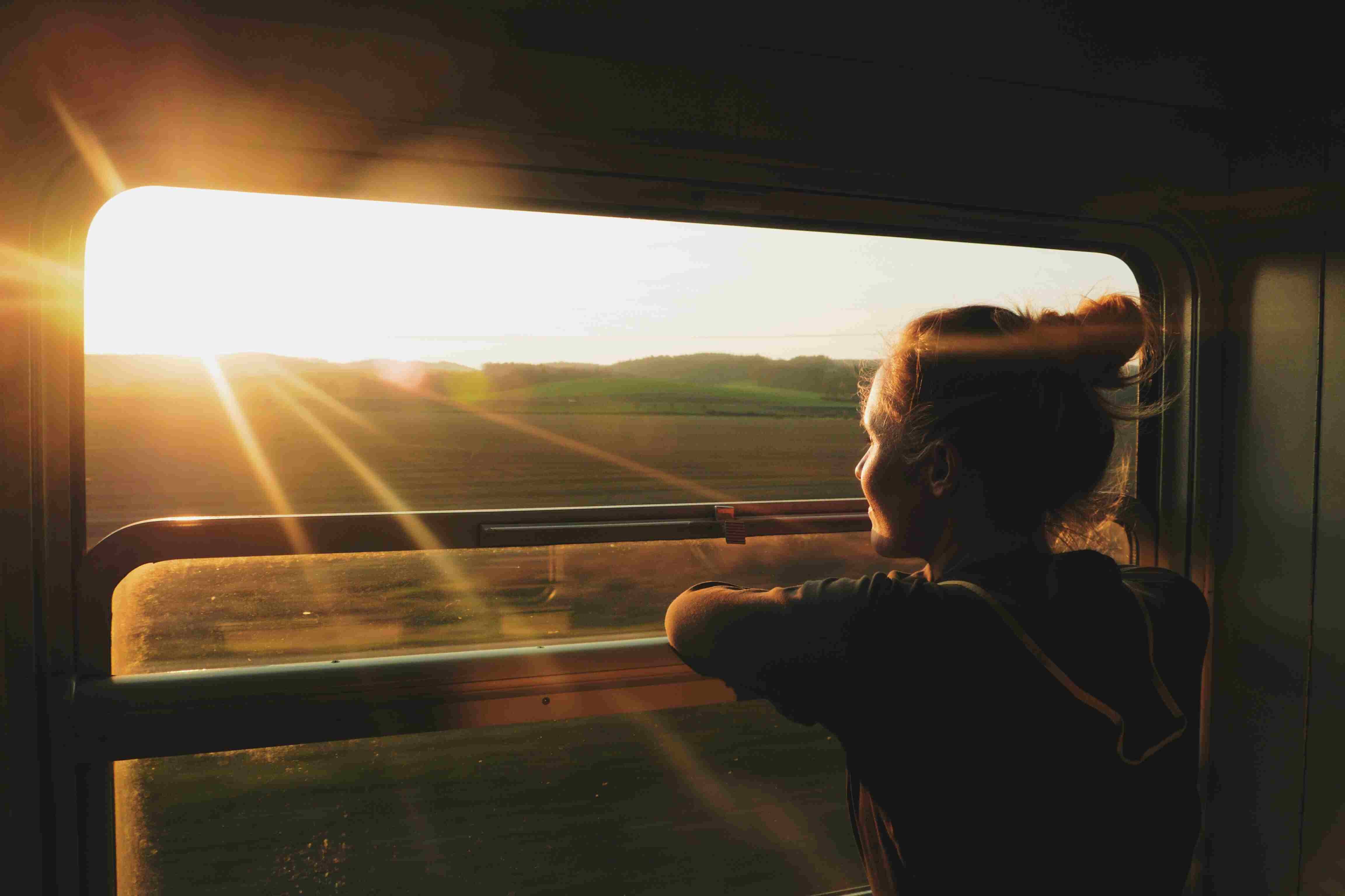 Уехали путешествовать. Окно поезда. Окно вагона. Красивый вид из поезда. Путешествие на поезде.