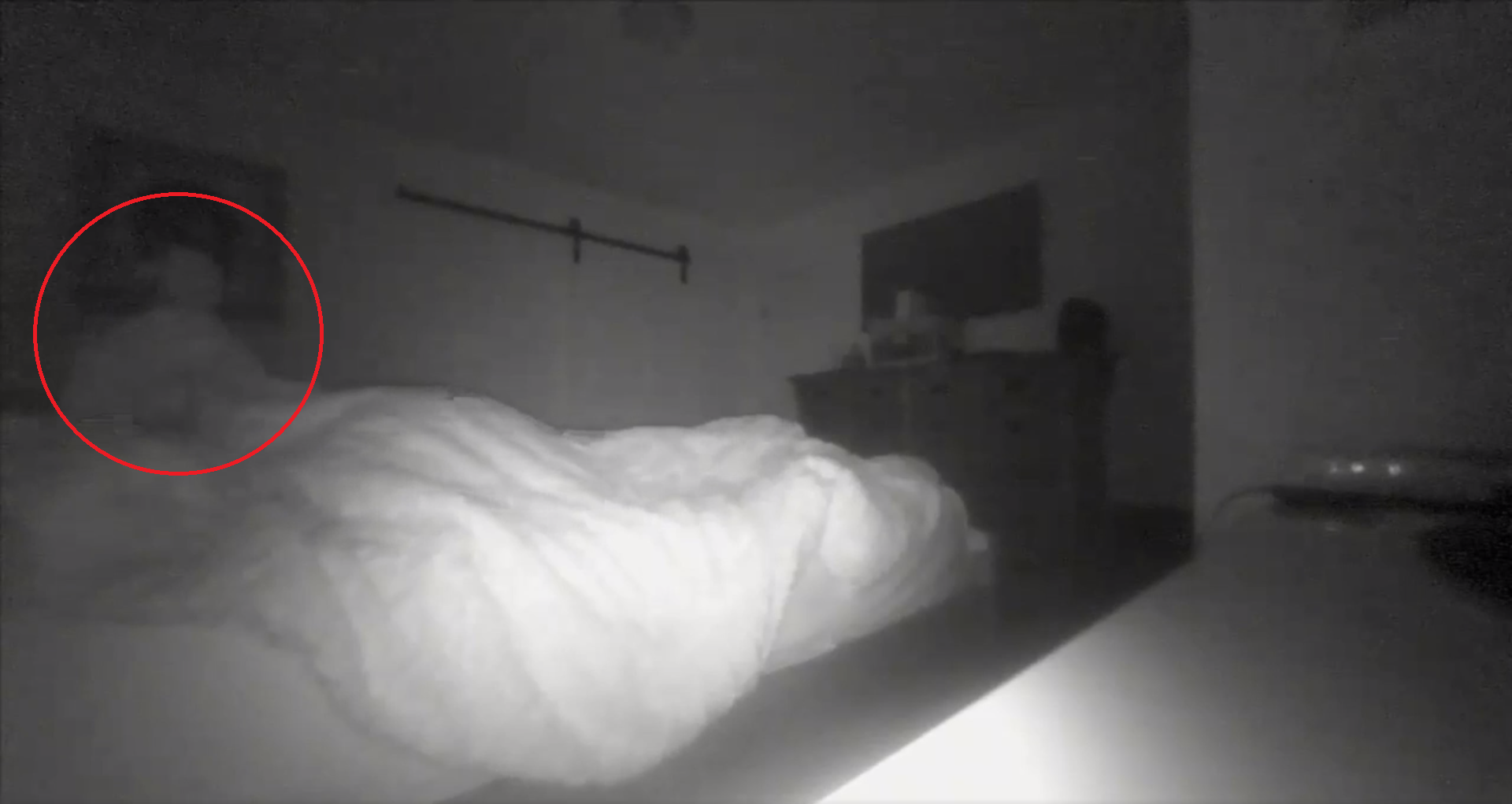 Скрывают камеру в спальне мамы. Паранормальное явление демон. Паранормальное явление дом призраков. Паранормальное явление призрак в кровати. Паранормальное явление 7.