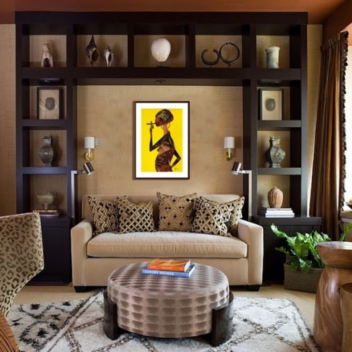 Фото над диваном в гостиной как оформить. Стеллаж за диваном в гостиной. Уютная гостиная. Декор гостиной. Идеи интерьера.