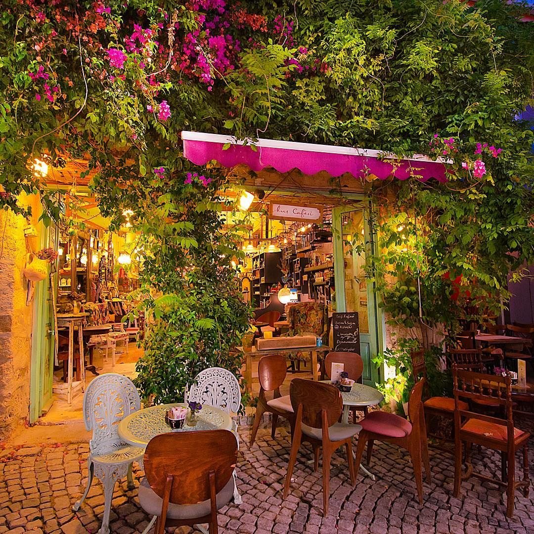 Террасы стамбула. Террасы Стамбул Ortakoy. Красивое кафе. Греческое кафе на улице. Красивые улицы Греции с кафе.