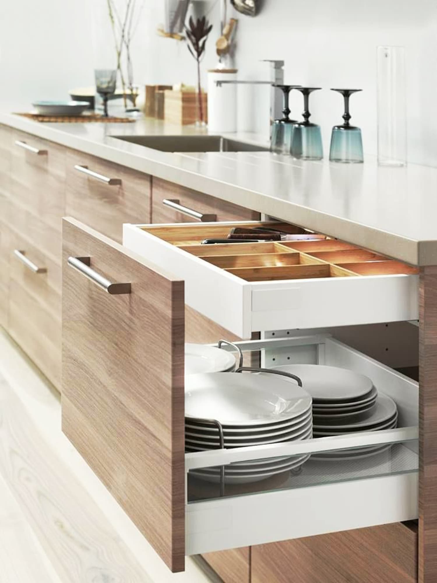 Красивое и практичное. Кухонные ящики выдвижные. Удобные кухни. Функциональный кухонный гарнитур. Функциональные ящики на кухне.