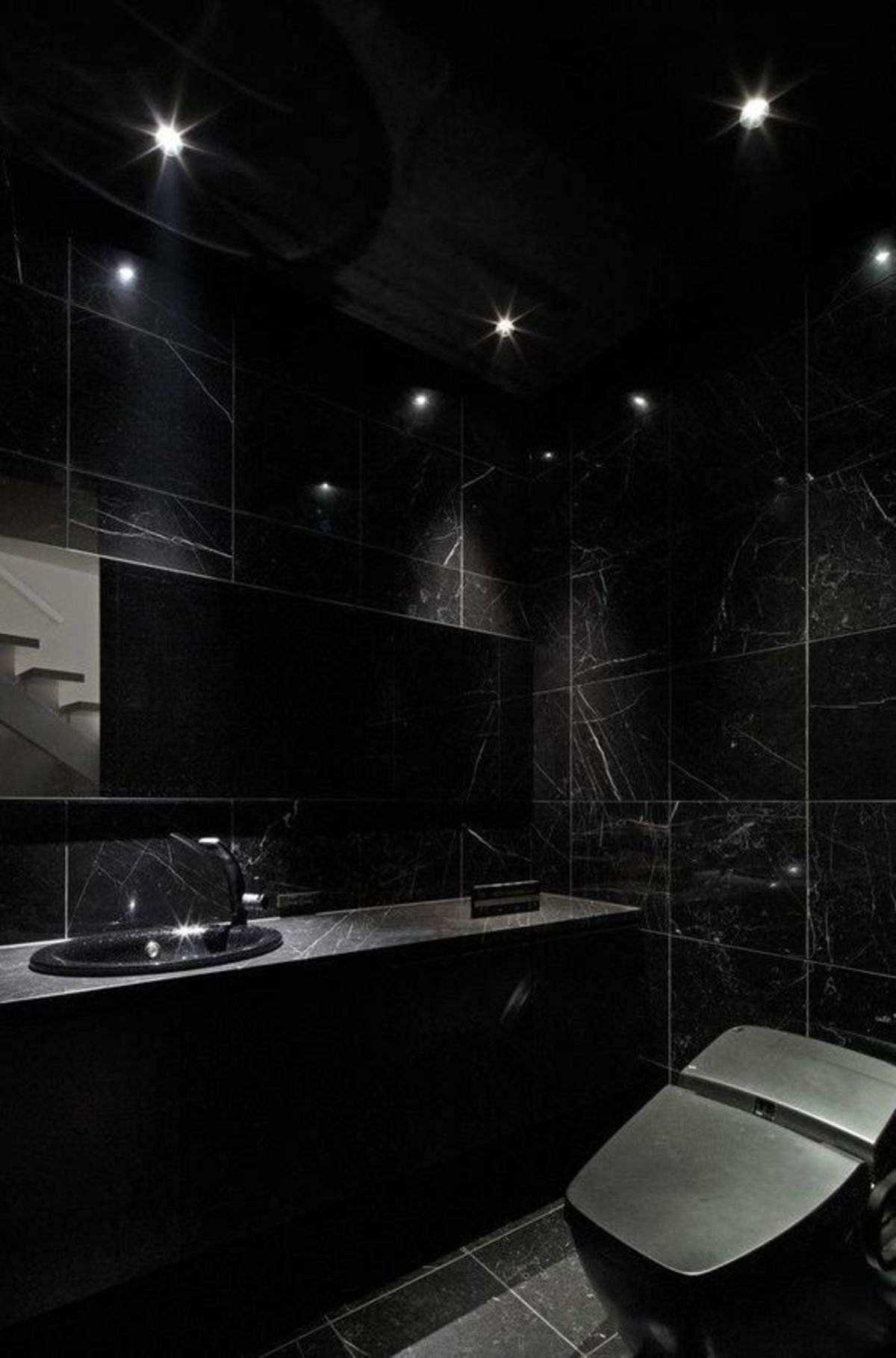 Дизайн туалета в черном цвете