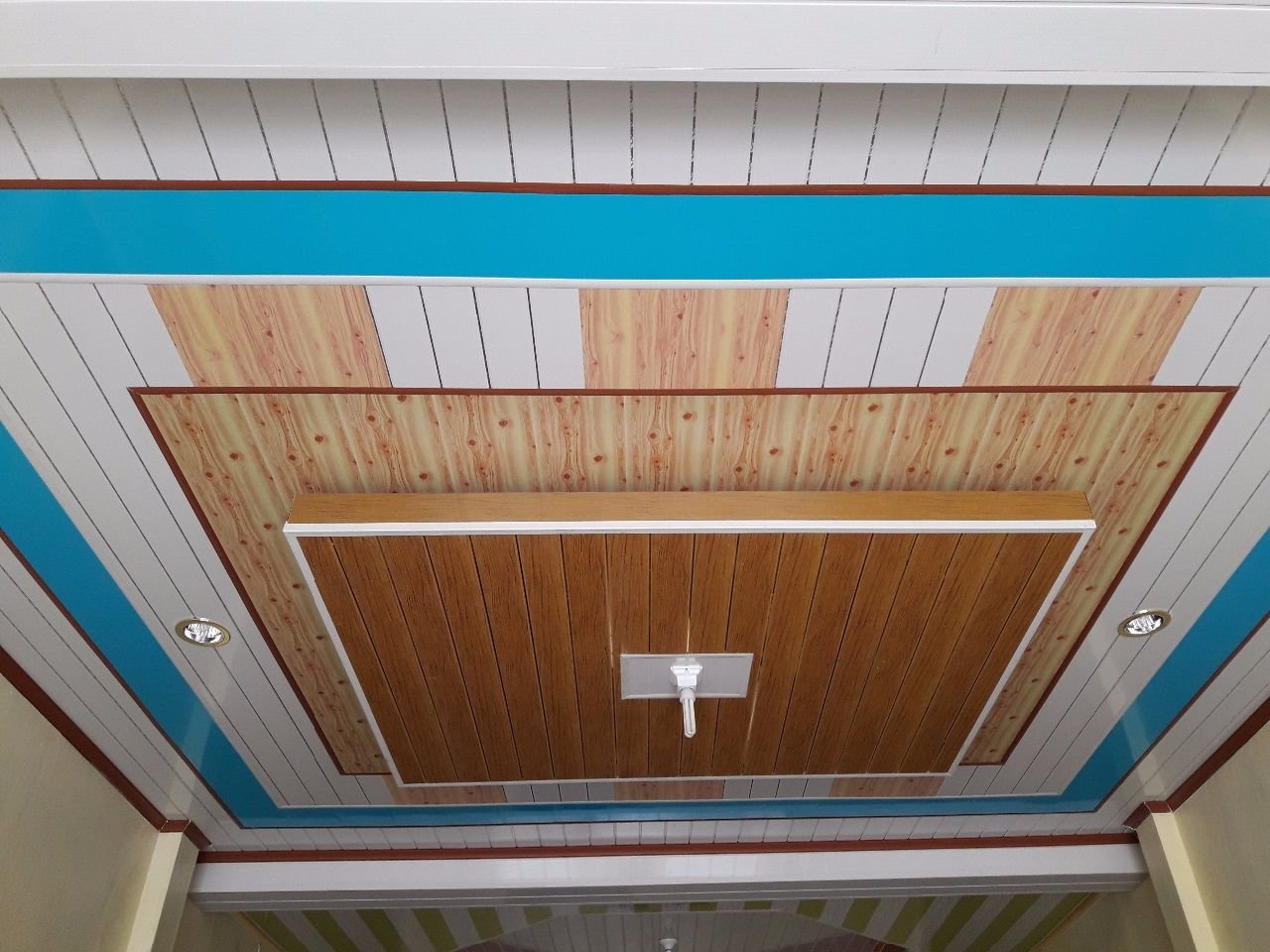 Отделка пвх потолок. Потолок из сайдинга. МДФ панели для потолка. Потолочные панели. Пластиковый сайдинг на потолок.
