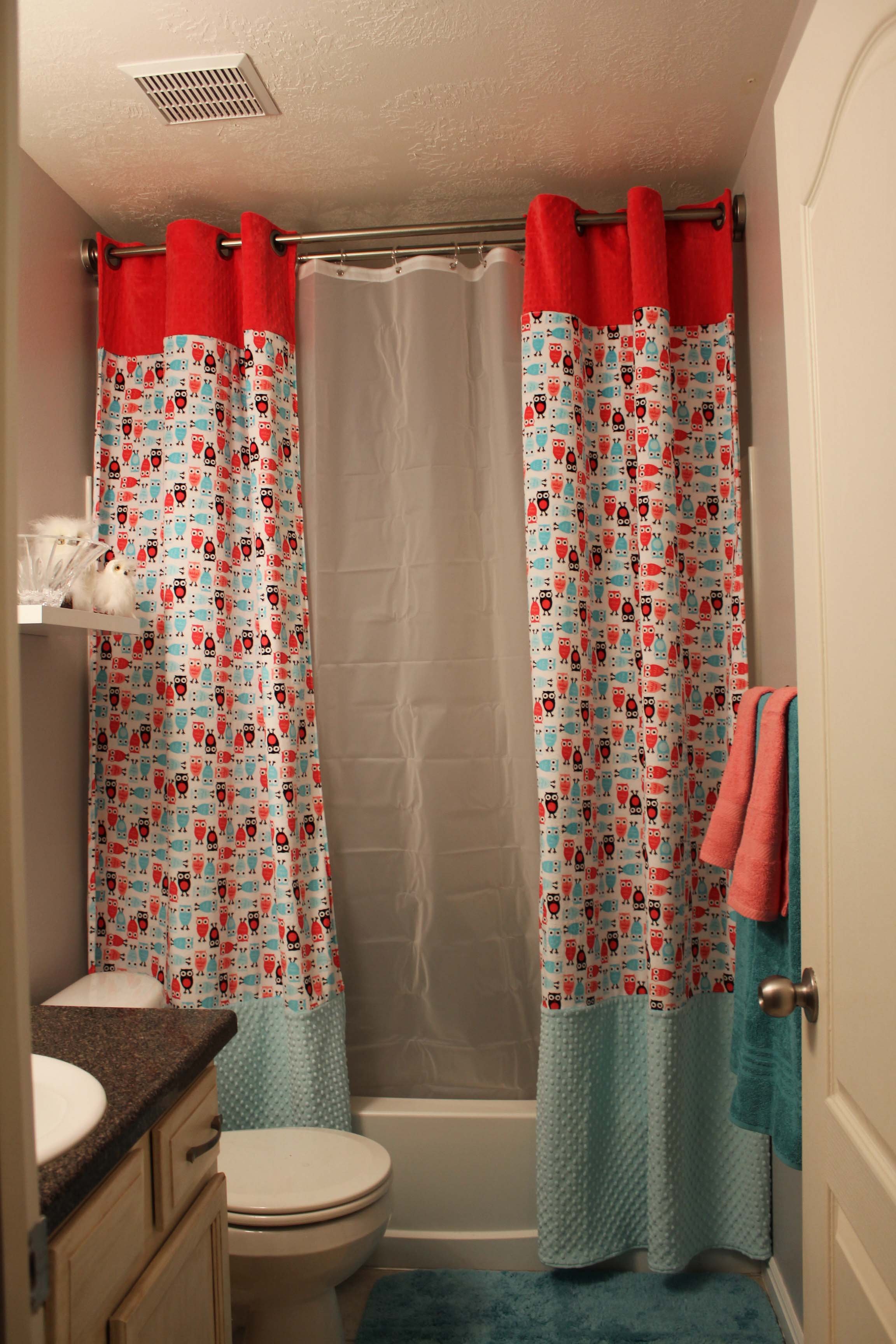 Вторая шторка. Штора для ванной комнаты. Стильная штора для ванной. Шторы в санузел. Дизайнерские шторы для ванной.
