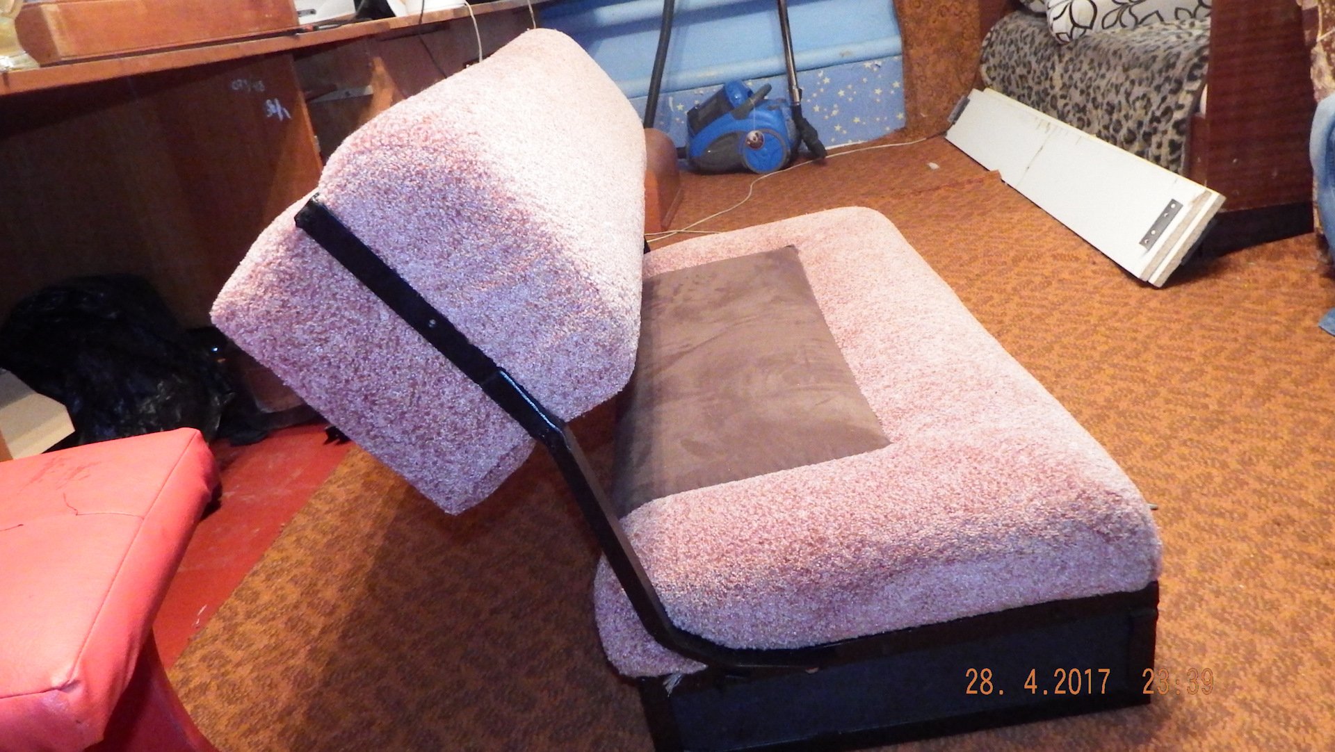 Кресло улов. Диван в КАМАЗ. Сиденье диван на КАМАЗ. Раздвижной диван на КАМАЗ. Кресло диван в КАМАЗ.