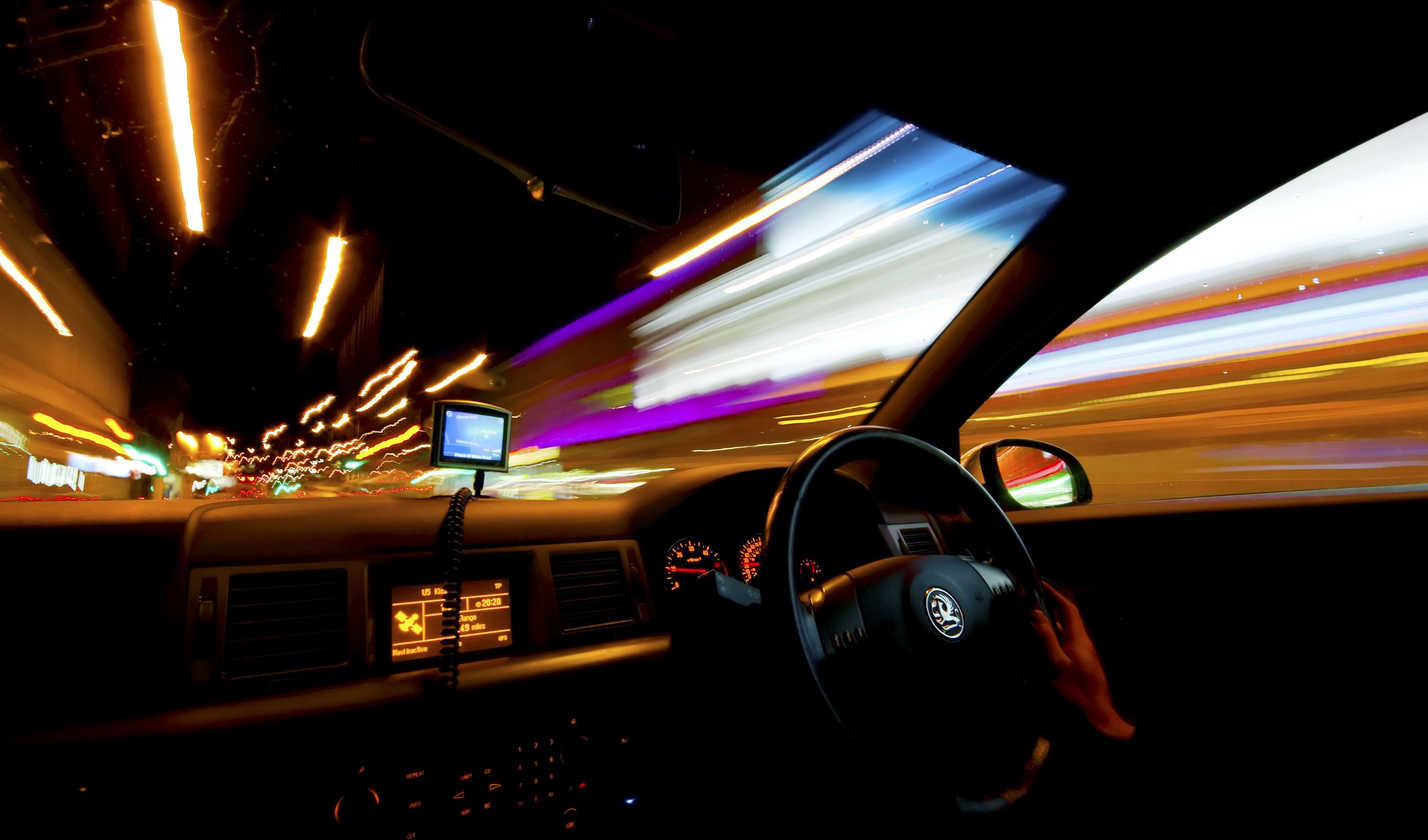 Видео скорости на машине. Красивый вид из машины. Салон машины ночью. Вид из салона автомобиля. Ночная дорога вид из машины.