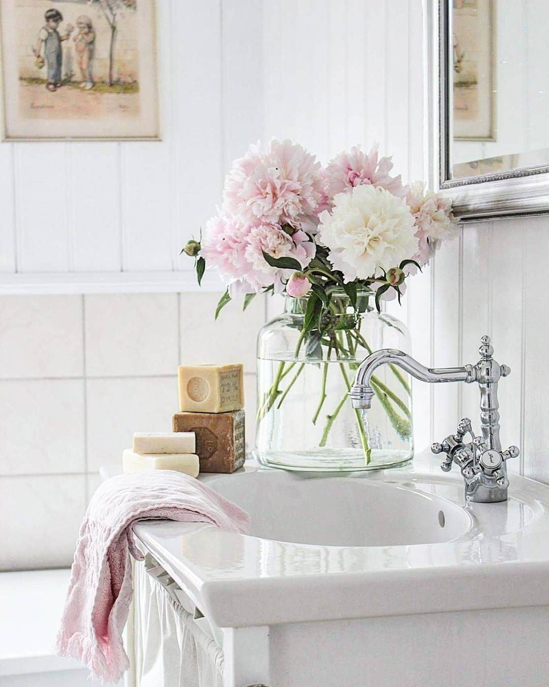Искусственные цветы в ванной