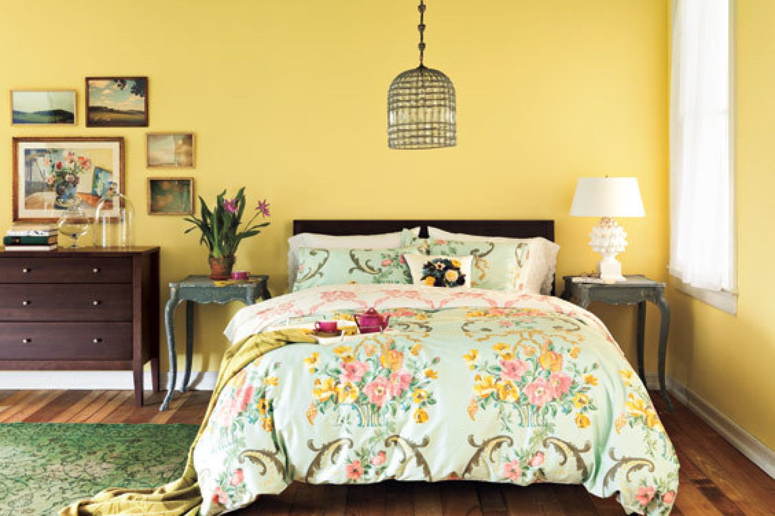 Горчичные обои. Желтые стены в спальне. Спальня в горчичном цвете. Спальня в желтых тонах. Спальня в стиле Кантри.