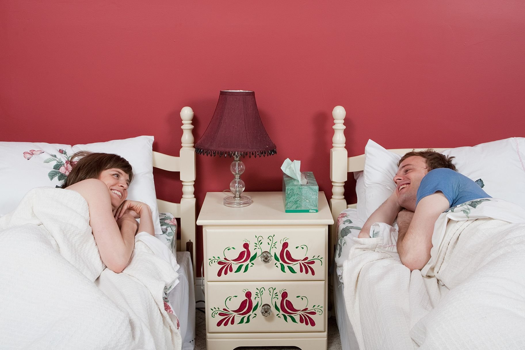 Пришли с женой в спальне. Фотосессия в спальне. Сон супругов. Спят в разных комнатах. Отдельные кровати для супругов.
