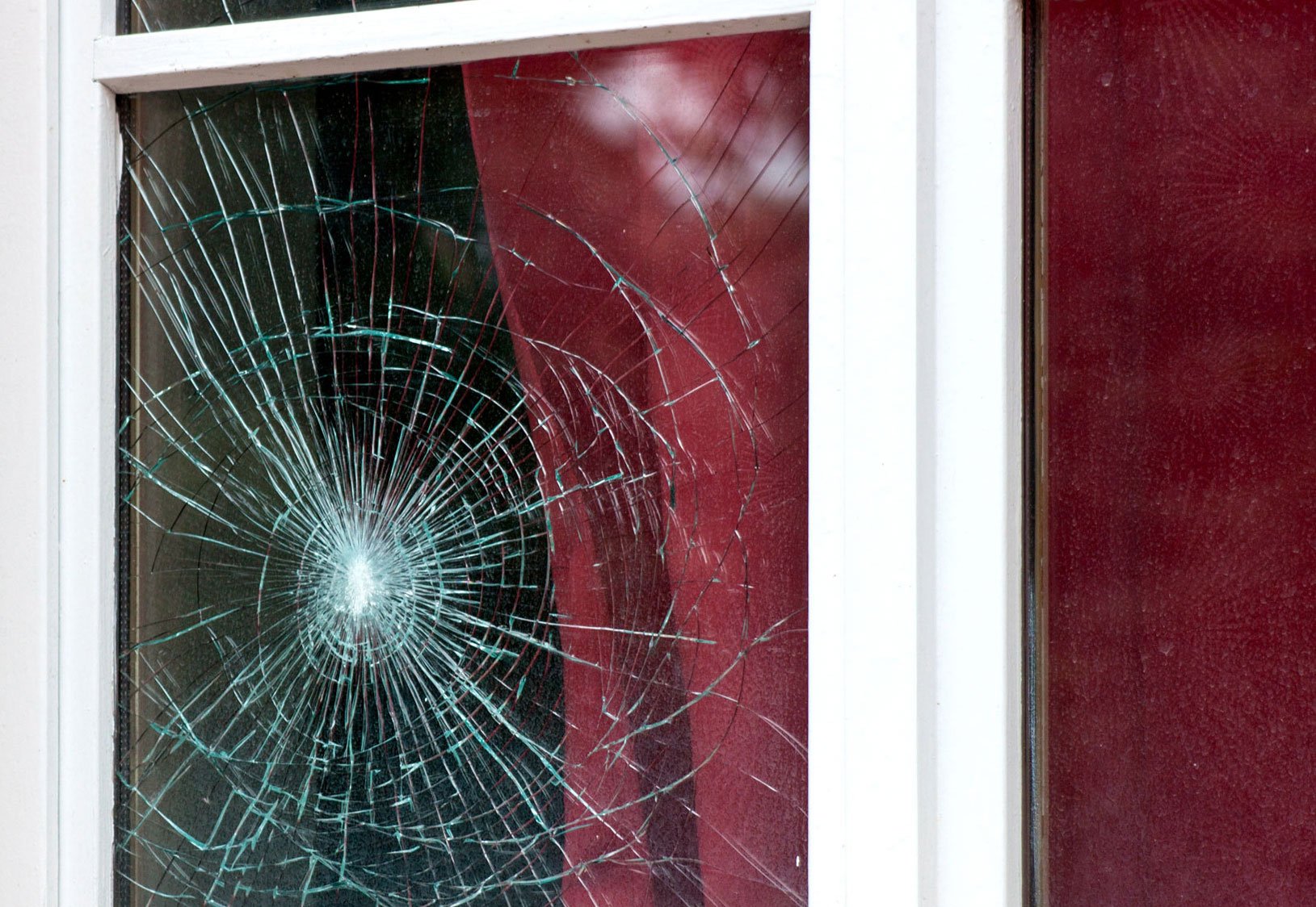 Разбил окно звук. Разбитое окно. Разбитое стекло в окне. Разбитое пластиковое окно. Разбитый стеклопакет.