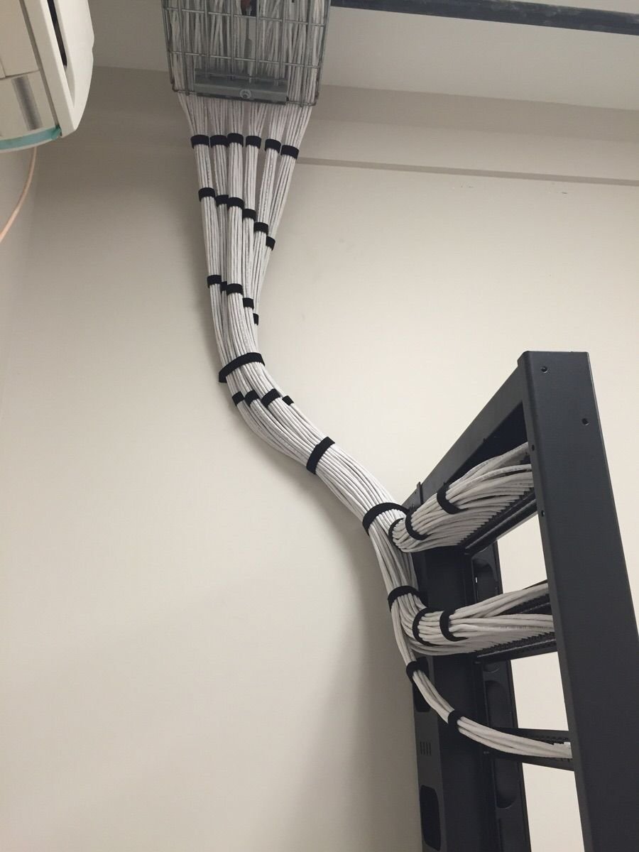 Прокладка кабеля по стене