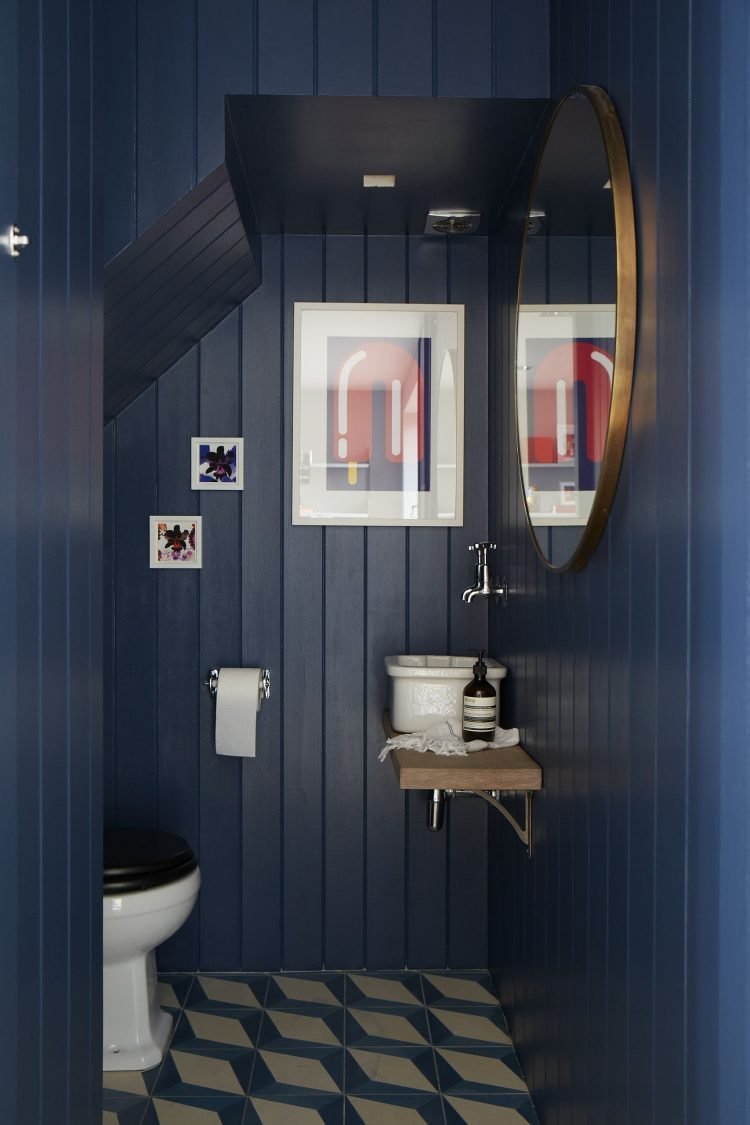Дизайн туалета с синим унитазом