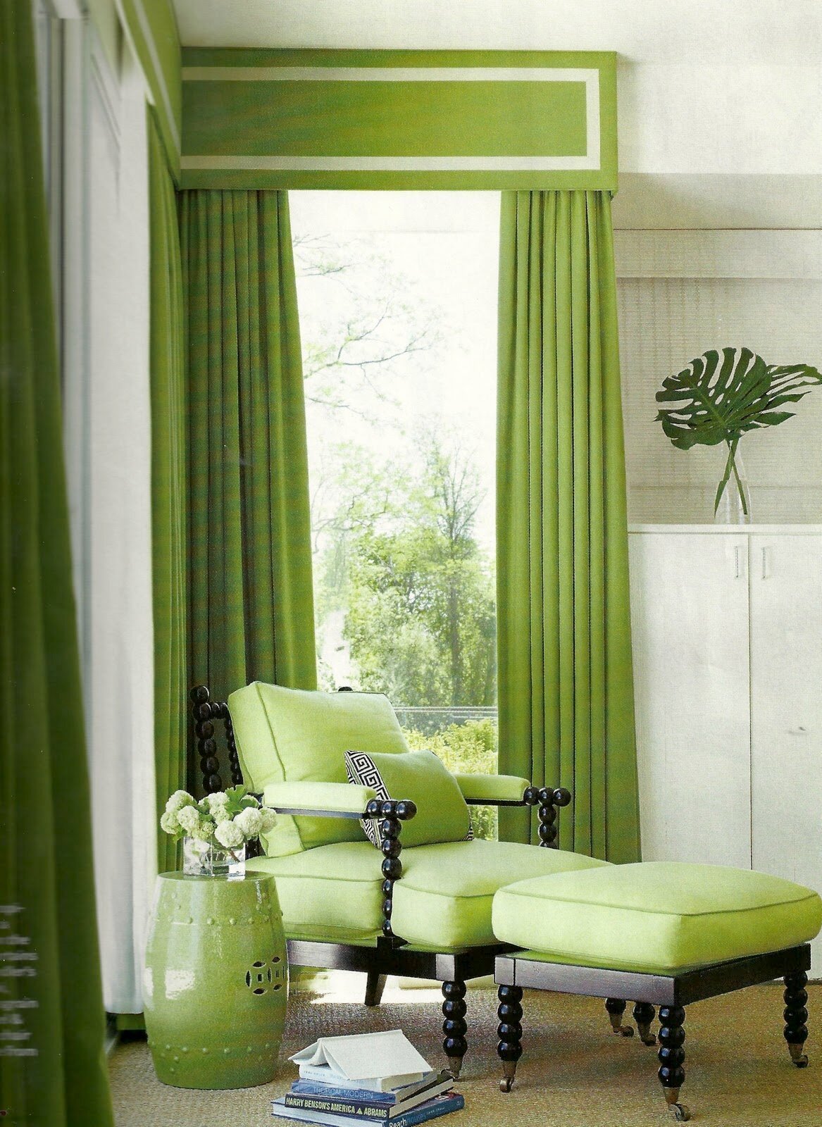Какие шторы к зеленым обоям. Шторы зеленые. Фисташковые шторы. Салатовые шторы. Зелёные шторы в интерьере.
