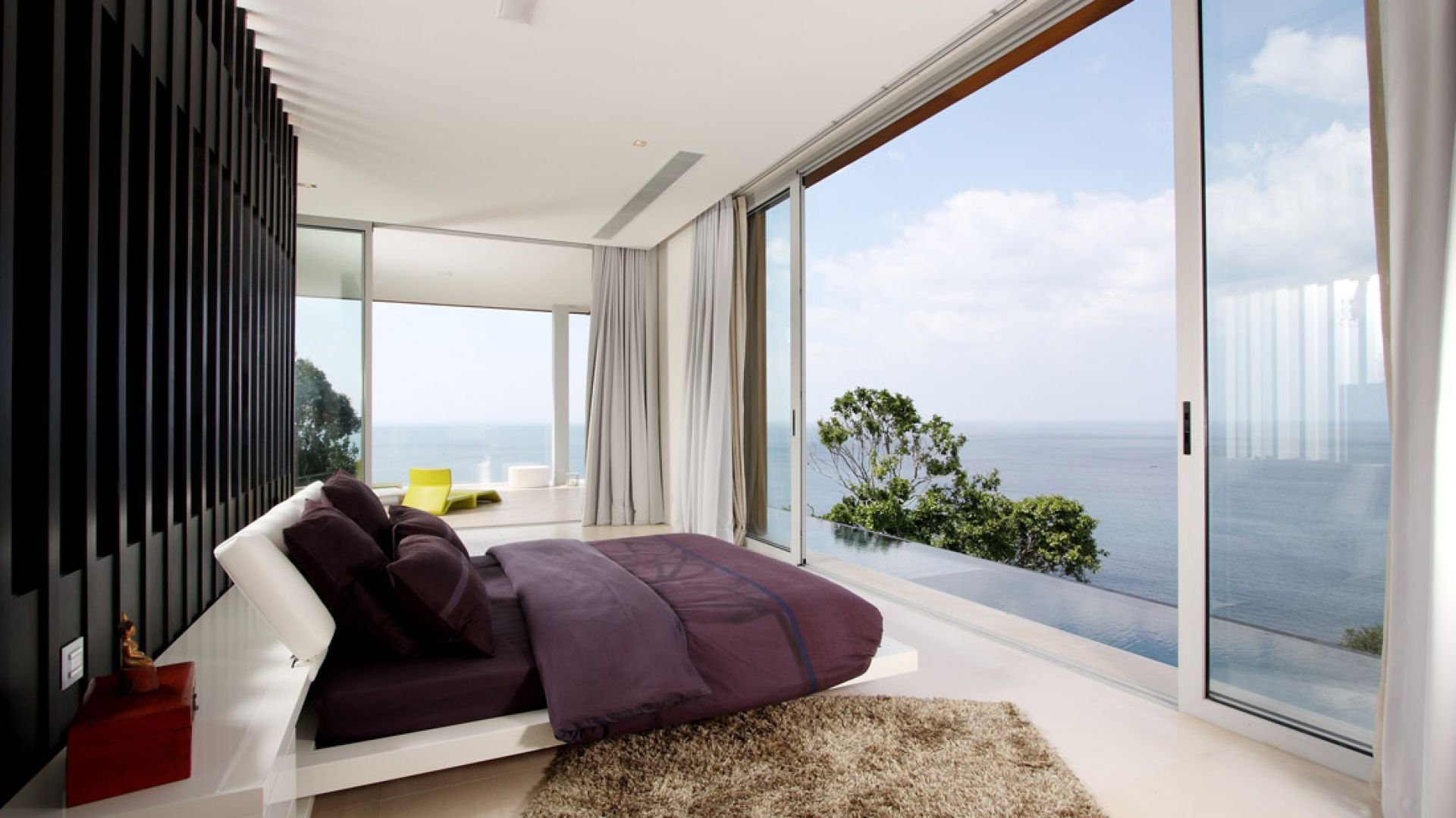 Виды квартир. Спальня с панорамными окнами. Вид со спальни с панорамными окнами. Спальня с красивым видом. Спальня с панорамными окнами с видом на море.