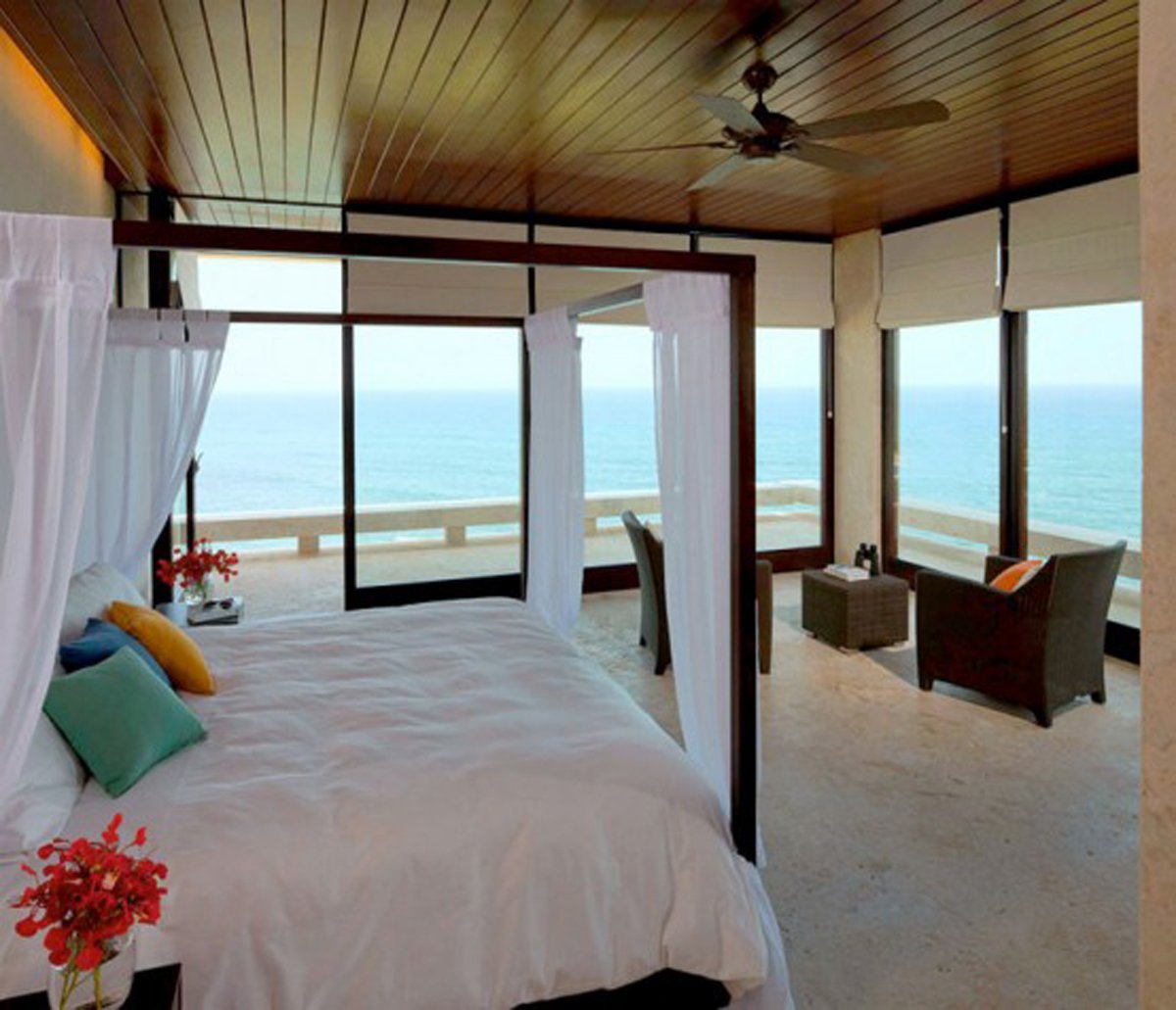 Отели рядом с морем. Спальня с видом на океан. Спальня в доме у моря. Спальня с панорамными окнами на море. Кровать рядом с морем.