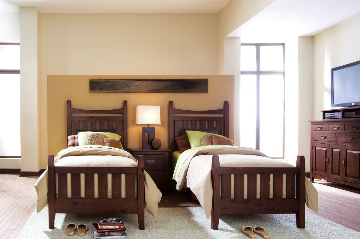 Спальня с двумя кроватями для супругов