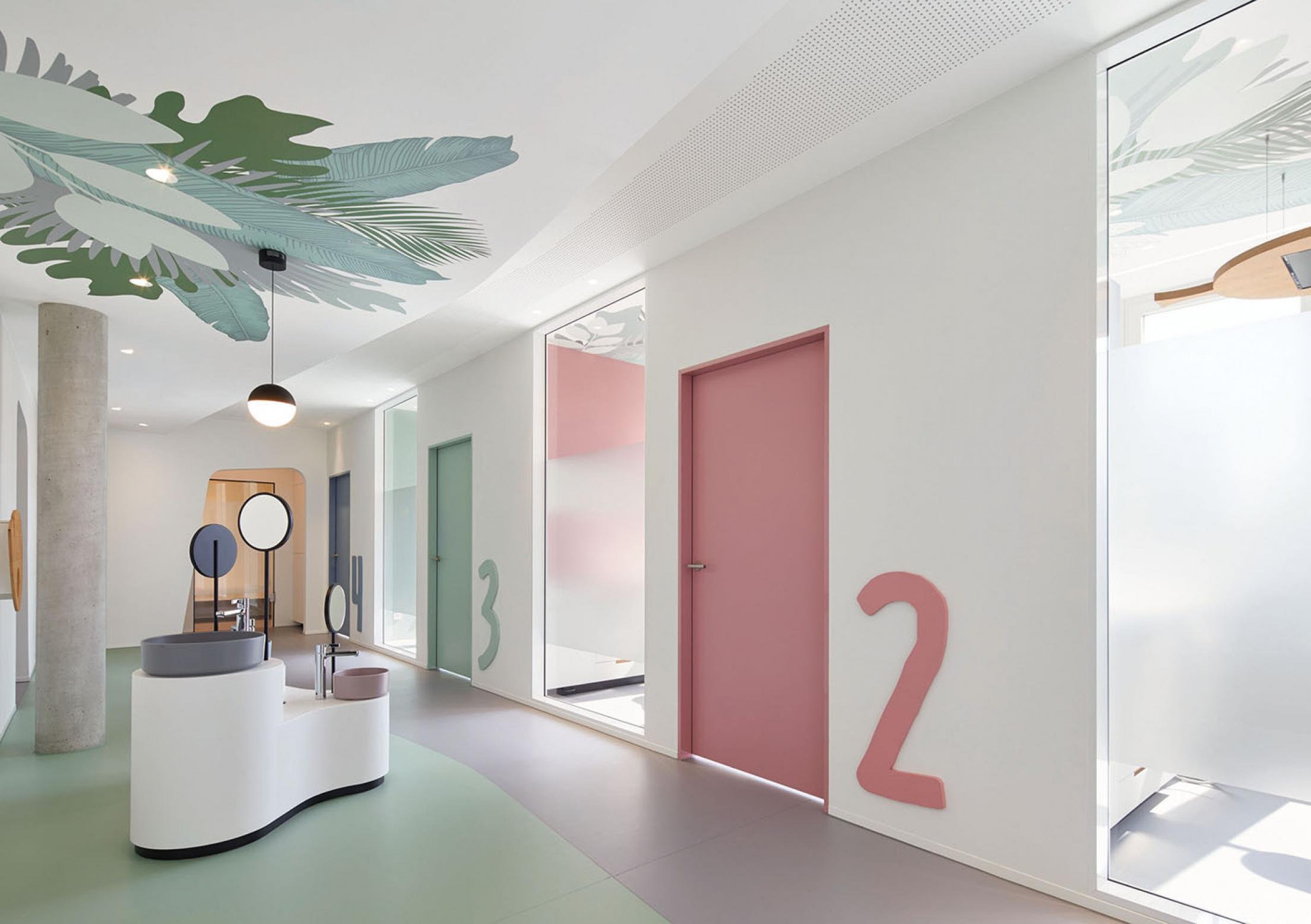 Больница 54 сайт. Клиника идея. Цветовое решение стен в больницах. Оформление клиники цветы. Вывеска дизайн студии интерьера.