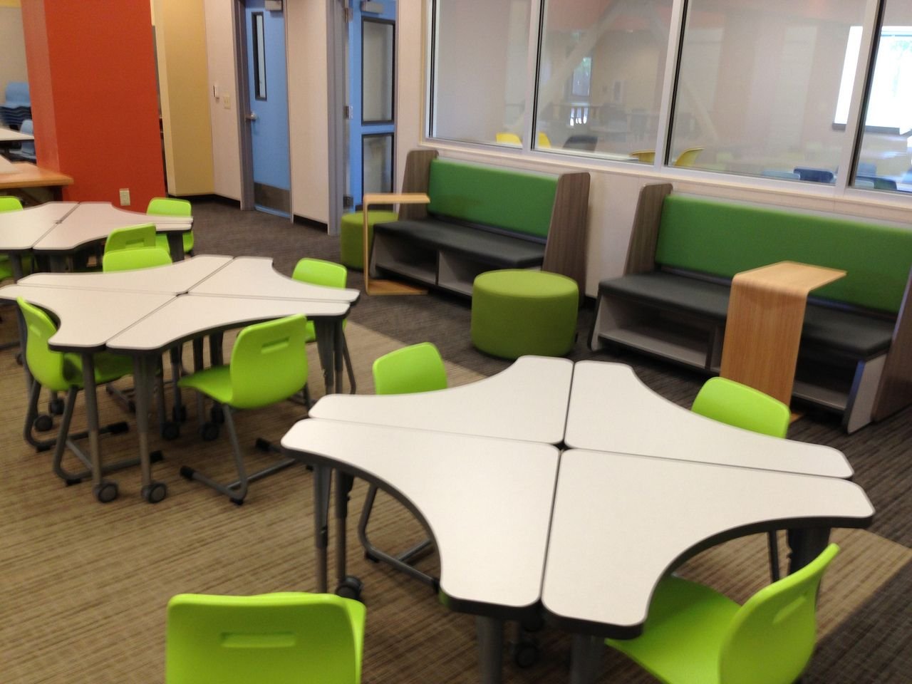 Модульные столы для школы. Современная мебель для школы. Модульная мебель для учебных классов. Необычная Школьная мебель. Креативная мебель для школы.