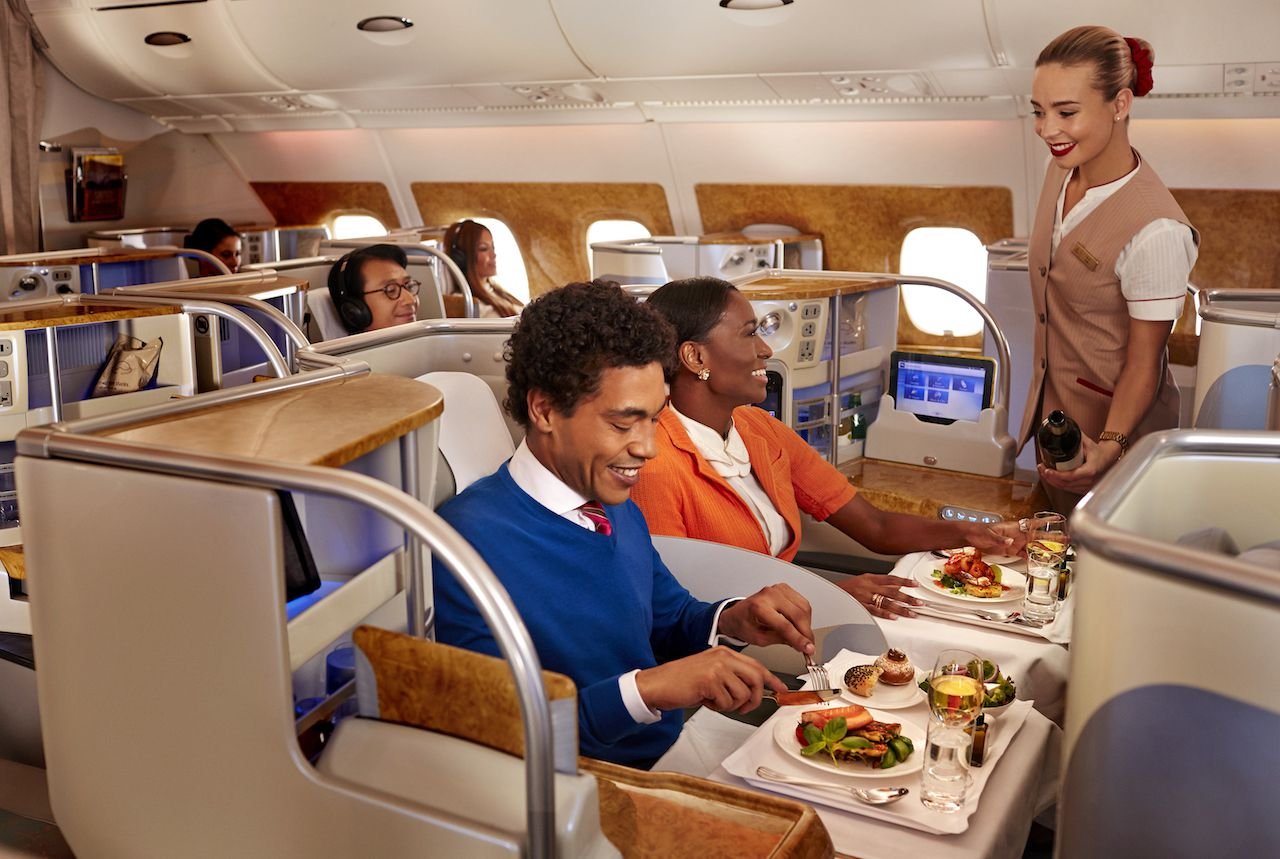 Сколько кормят в самолете. Еда в самолете. Кейтеринг на борту самолета. Emirates еда на борту. Самолет сервис.