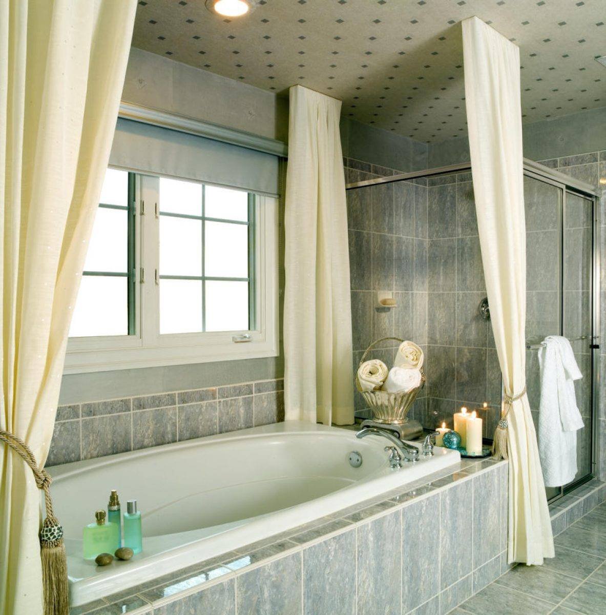 Шторка ванной фото. Шторы в ванную комнату. Красивые шторы в ванную. Занавес для ванной комнаты. Ванпая комната со шторой.