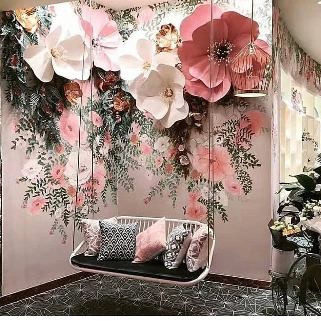 Крупные цветы на стене в интерьере