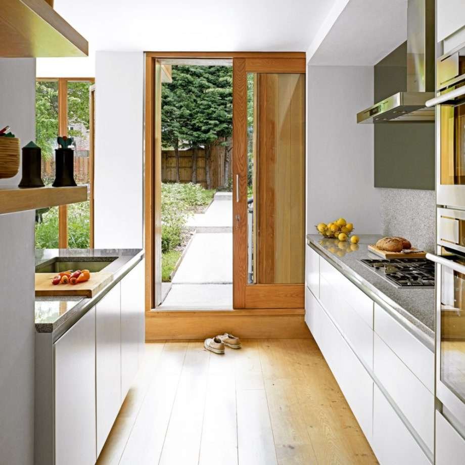 Дизайн длинной кухни с окном
