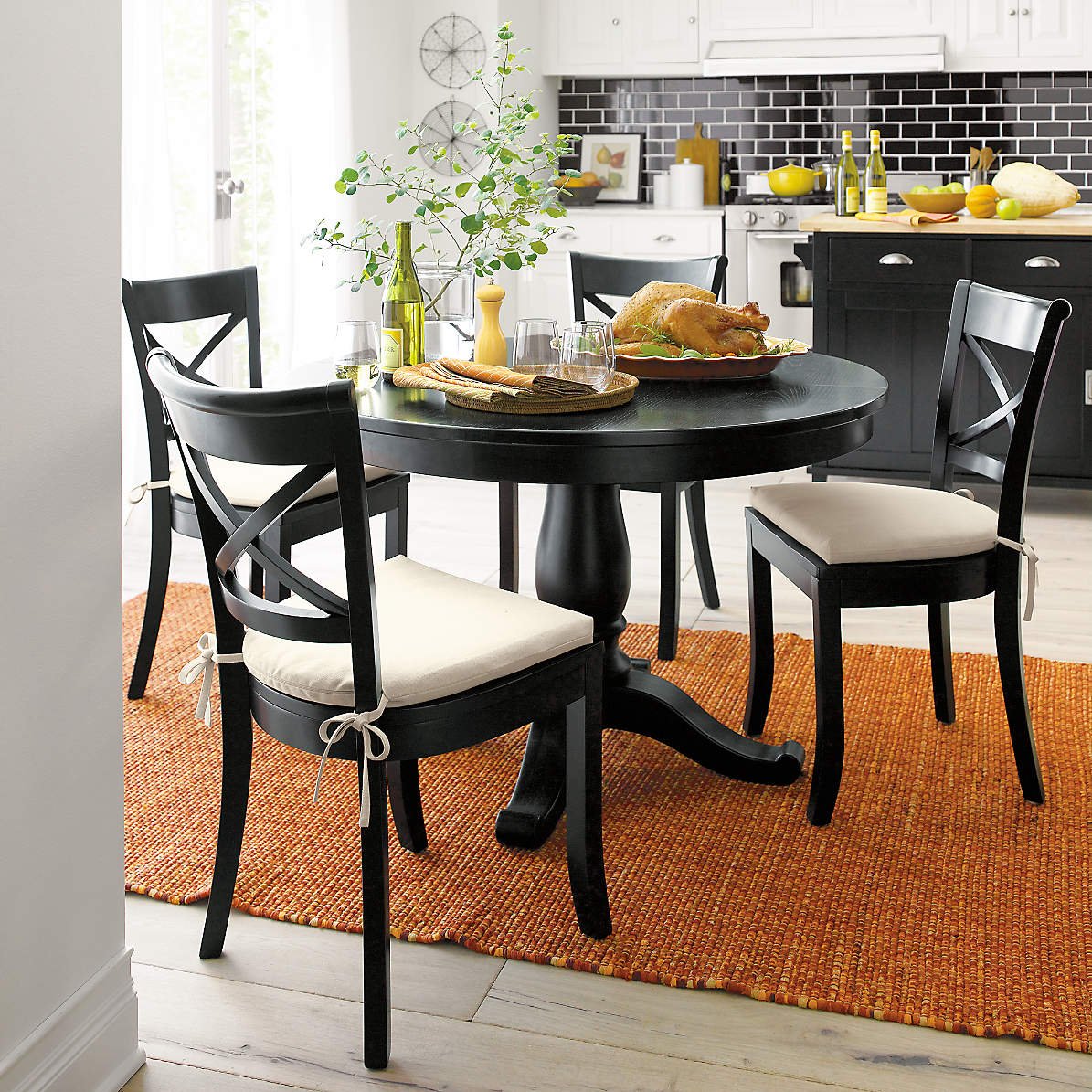 Черный стол на кухне. Стол Lakri Round Table. Стол икеа черный кухонный. Модные кухонные столы. Столы и стулья для кухни.