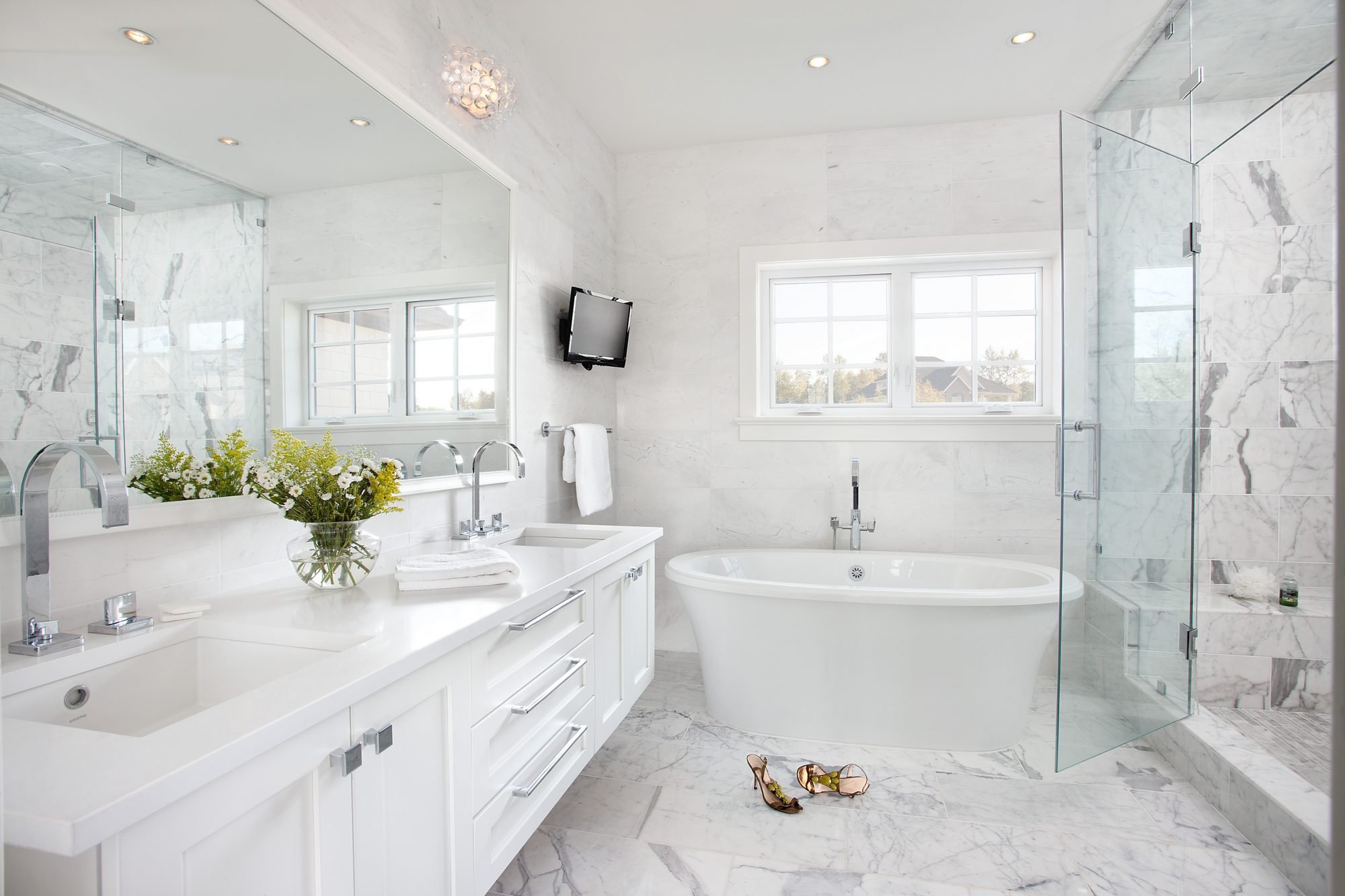 Интерьер светлой ванной. Белая ванная комната. Ванная в светлых тонах. Красивые Ванные комнаты. Ванная комната в белых тонах.