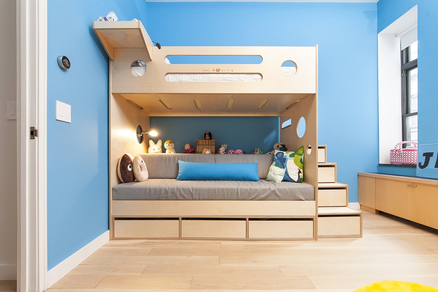 2 дивана детских. Кровать чердак Ангстрем. Двухъярусная кровать для детей. Двухэтажная кровать для детей. Двухэтажная кровать с диваном.