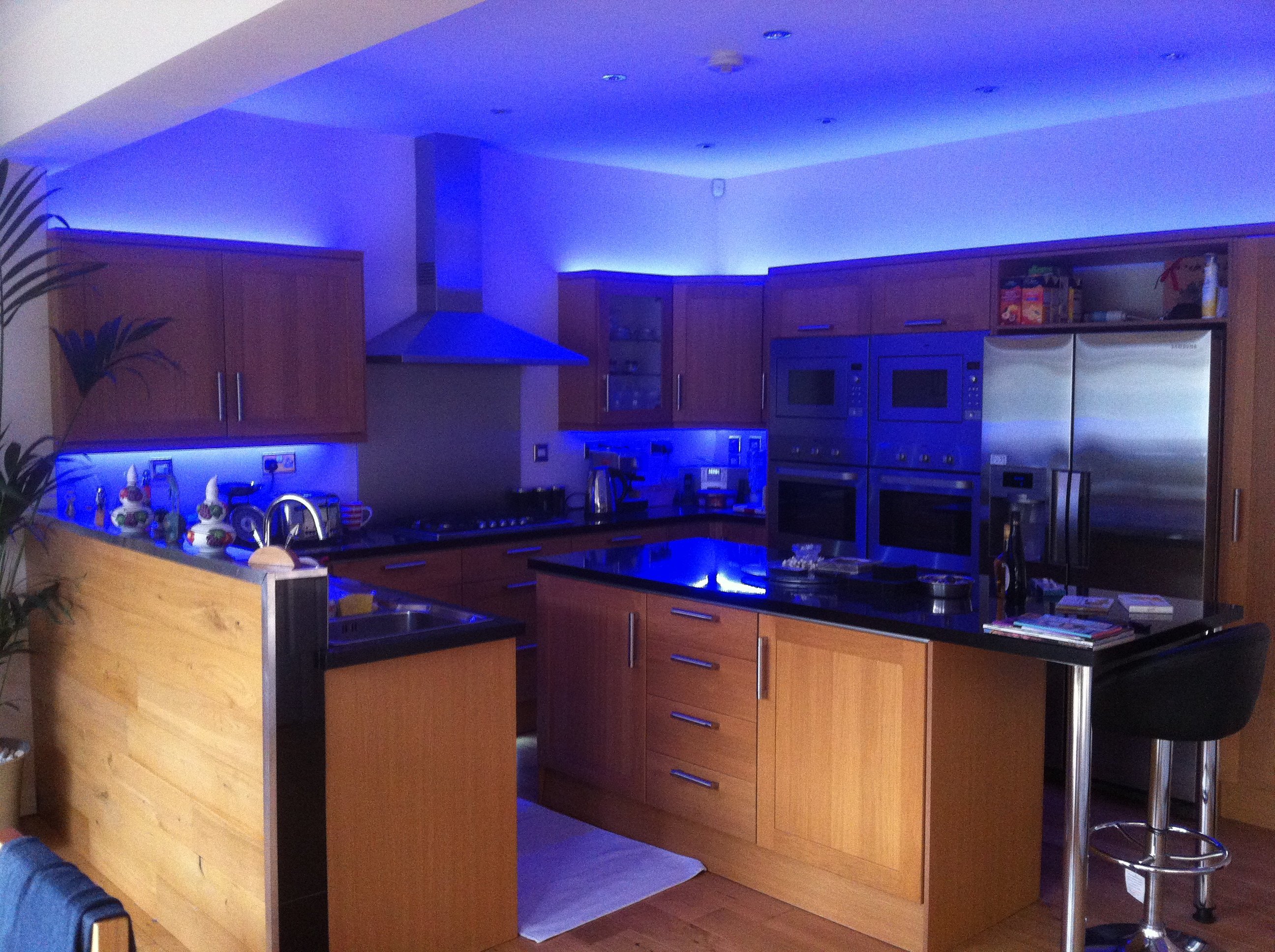 Кухня с подсветкой фото. Подсветка для кухни. Кухонный гарнитур с подсветкой. Угловая подсветка для кухни. Неоновая подсветка кухни.