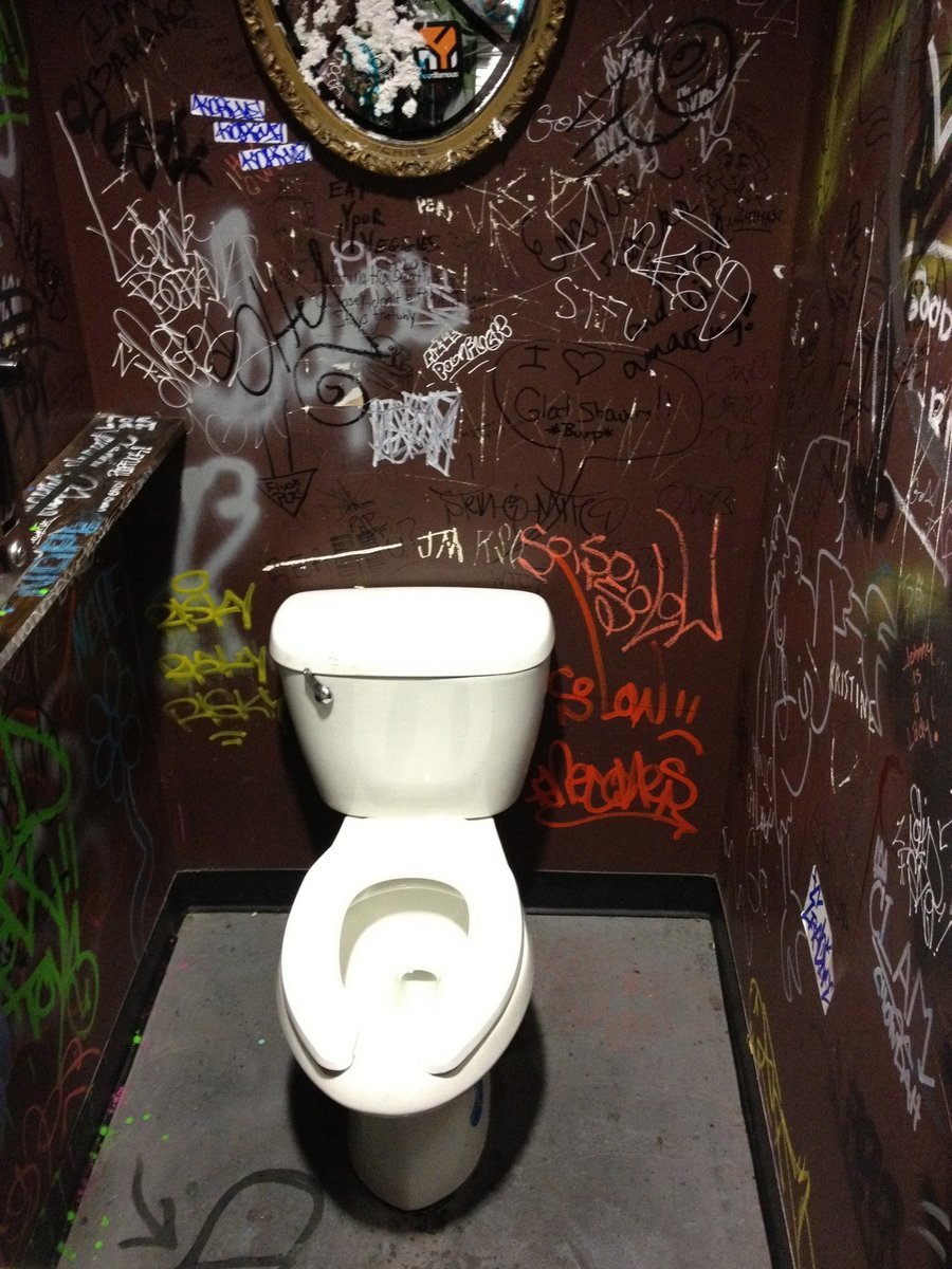 Ночной клуб туалет видео. Креативный туалет. Креативные туалеты в клубах. Креативный общественный туалет.