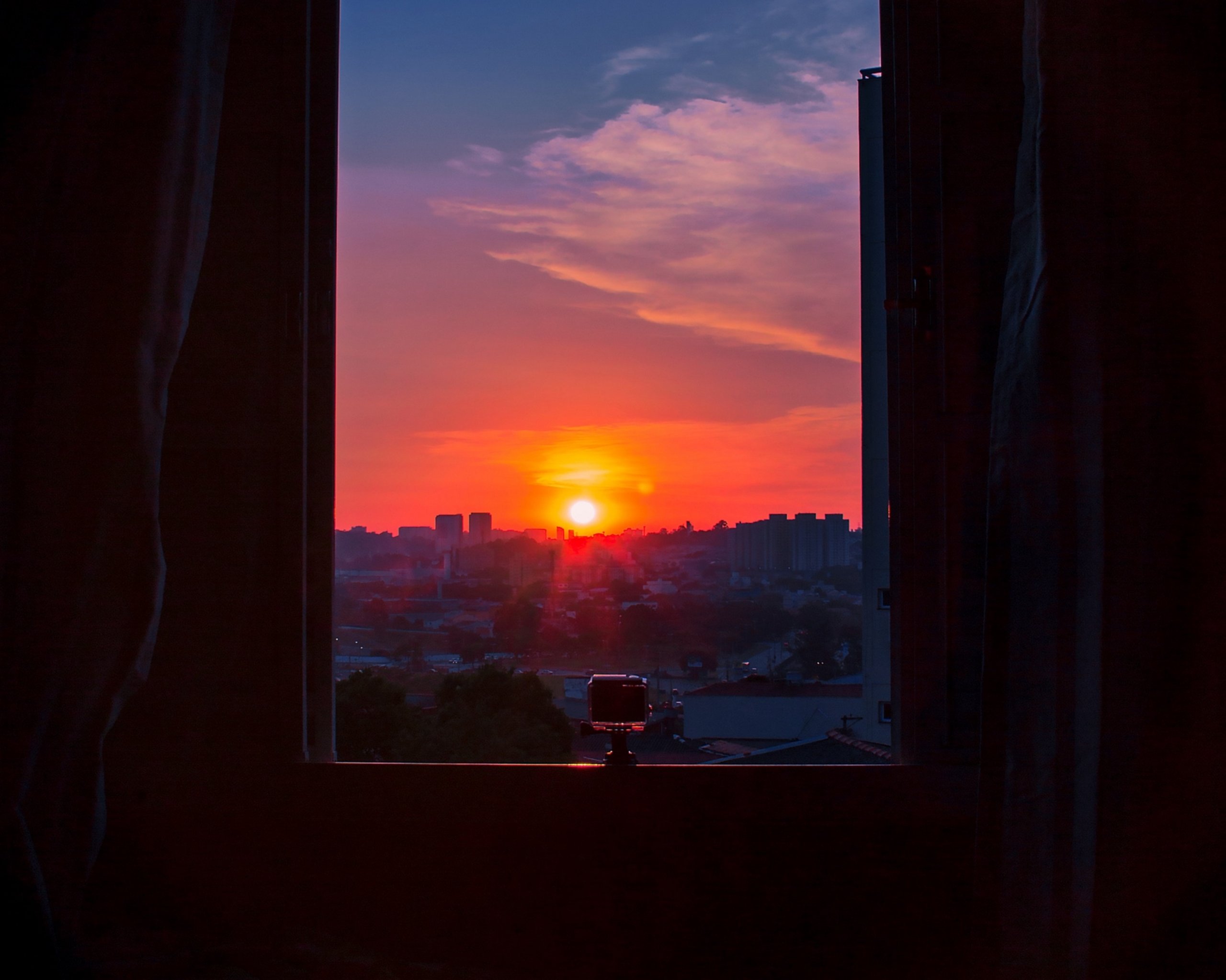 Синий вечер заглянул в мое окно. Окно вечер. Рассвет в окне. Красивый закат в окне. Солнце в окне.