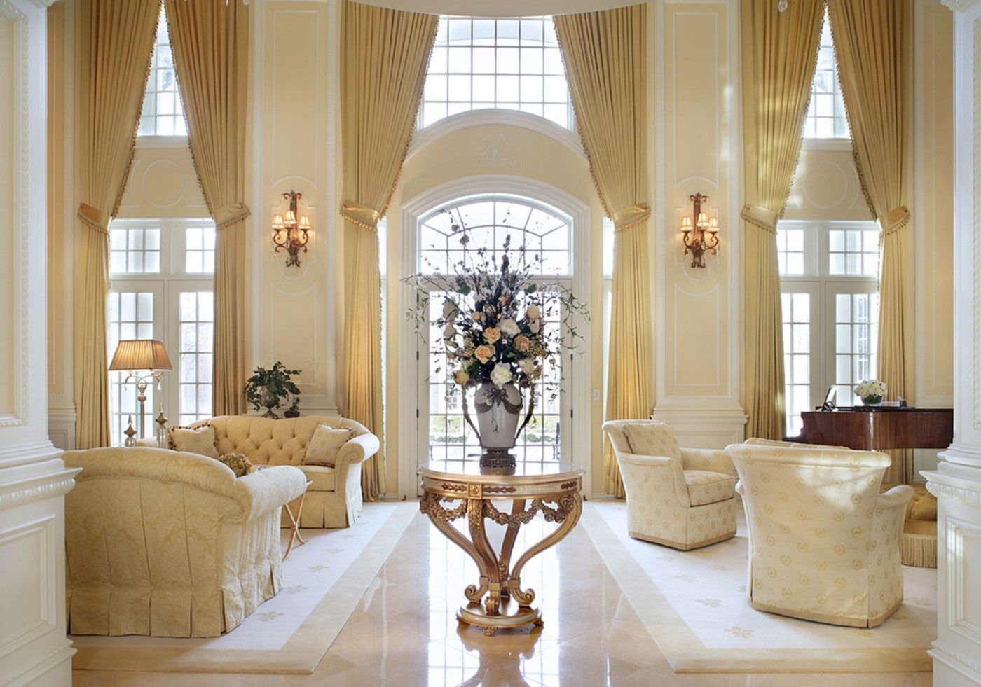 Hall living room. Классический стиль в интерьере. Шторы в классическом интерьере. Стиль классицизм в интерьере. Традиционный стиль в интерьере.
