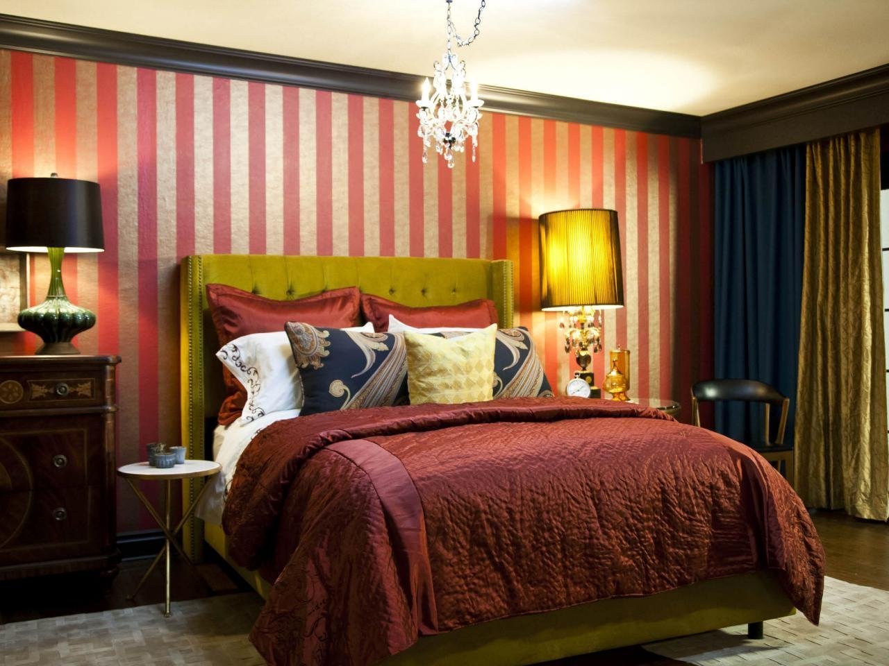 Какой цвет напротив коричневого. Бордовая спальня. Комната в бордовом цвете. Бордовые стены в интерьере. Бордовый в интерьере спальни.