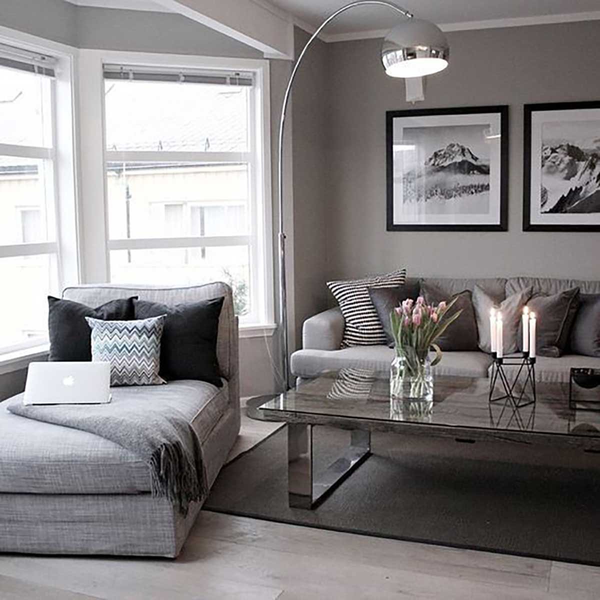 Светло серый диван в интерьере