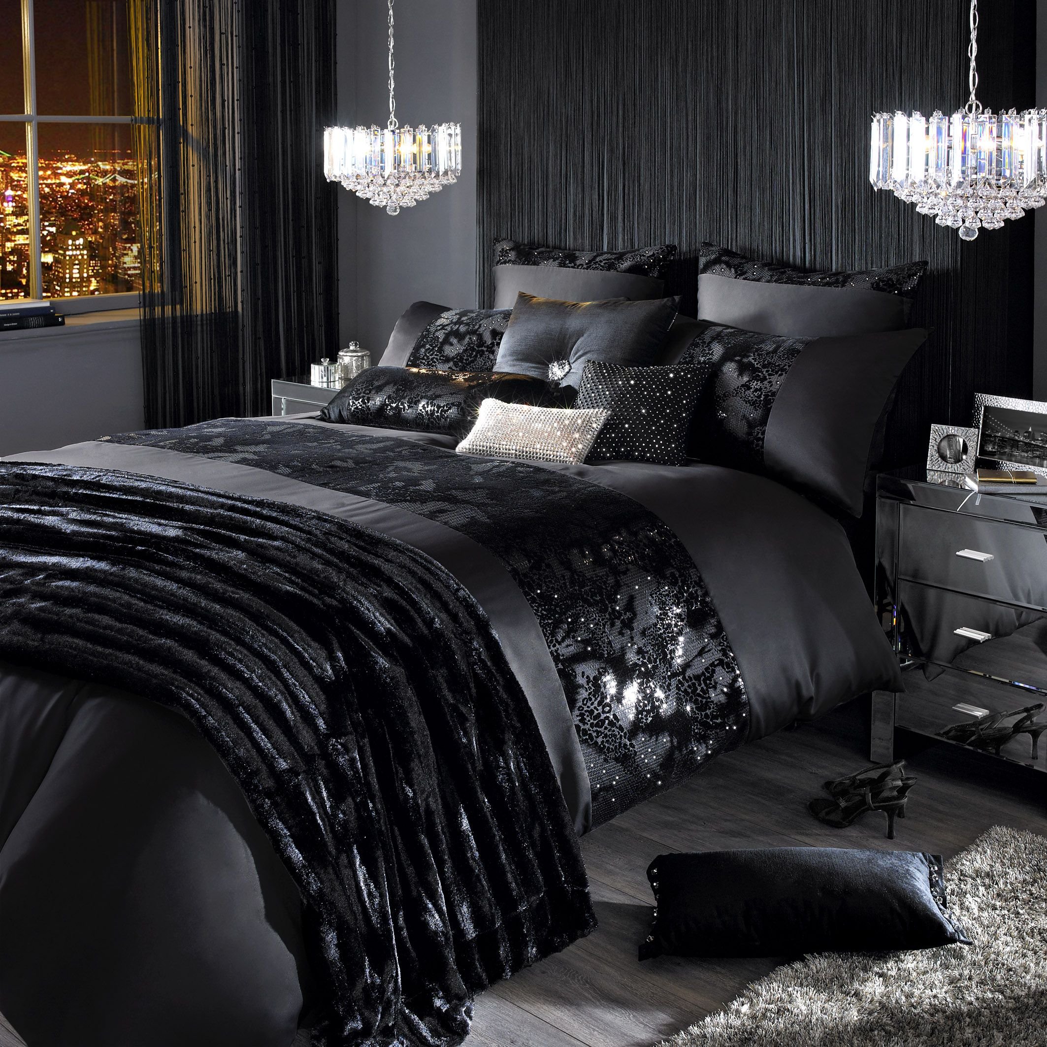 Кровати темного цвета. Постельное бельё luxorious Black Gold. Черная спальня. Черное шелковое постельное белье. Спальня в черном цвете.