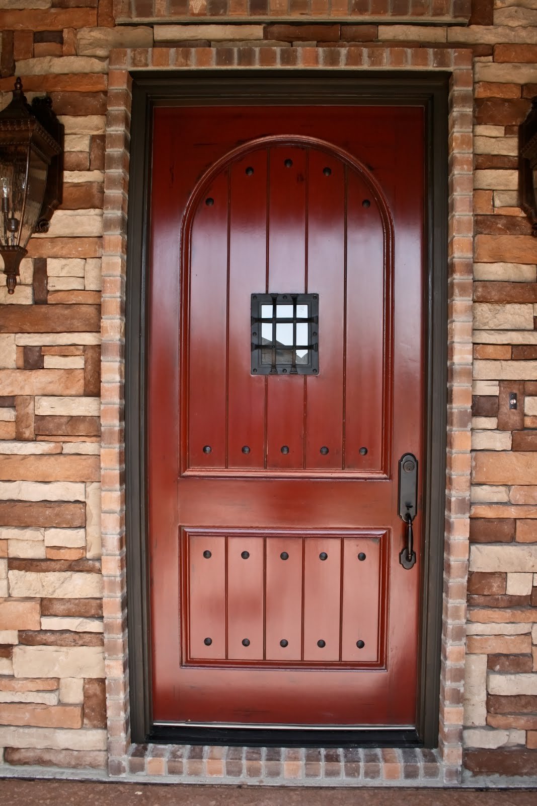 Железная дверь в деревянном доме. Входная дверь. Дверь входная деревянная. Деревянная уличная дверь. Двери наружные деревянные.