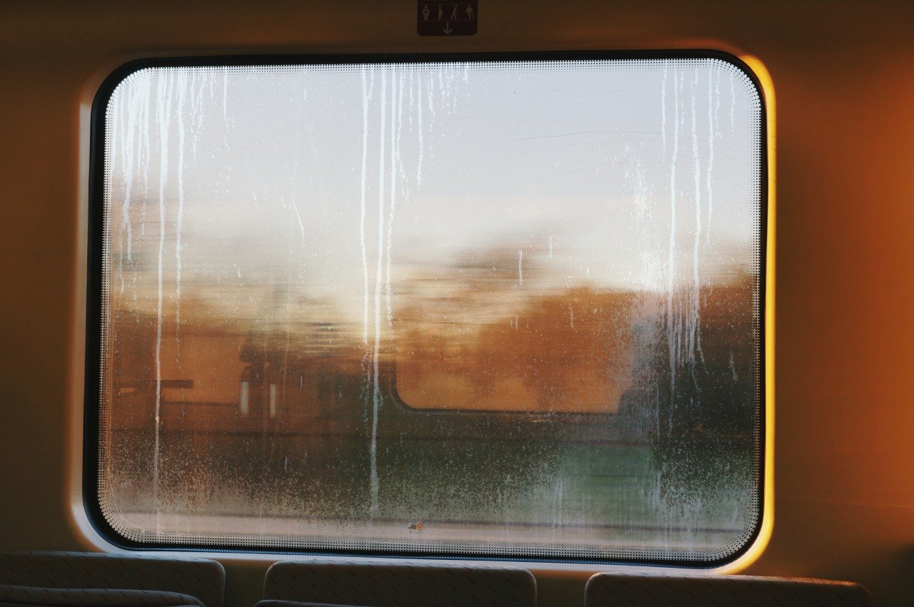 Как открыть окно в автобусе. Окно поезда. Окно вагона. Окно вагона поезда. Вид из окна поезда.