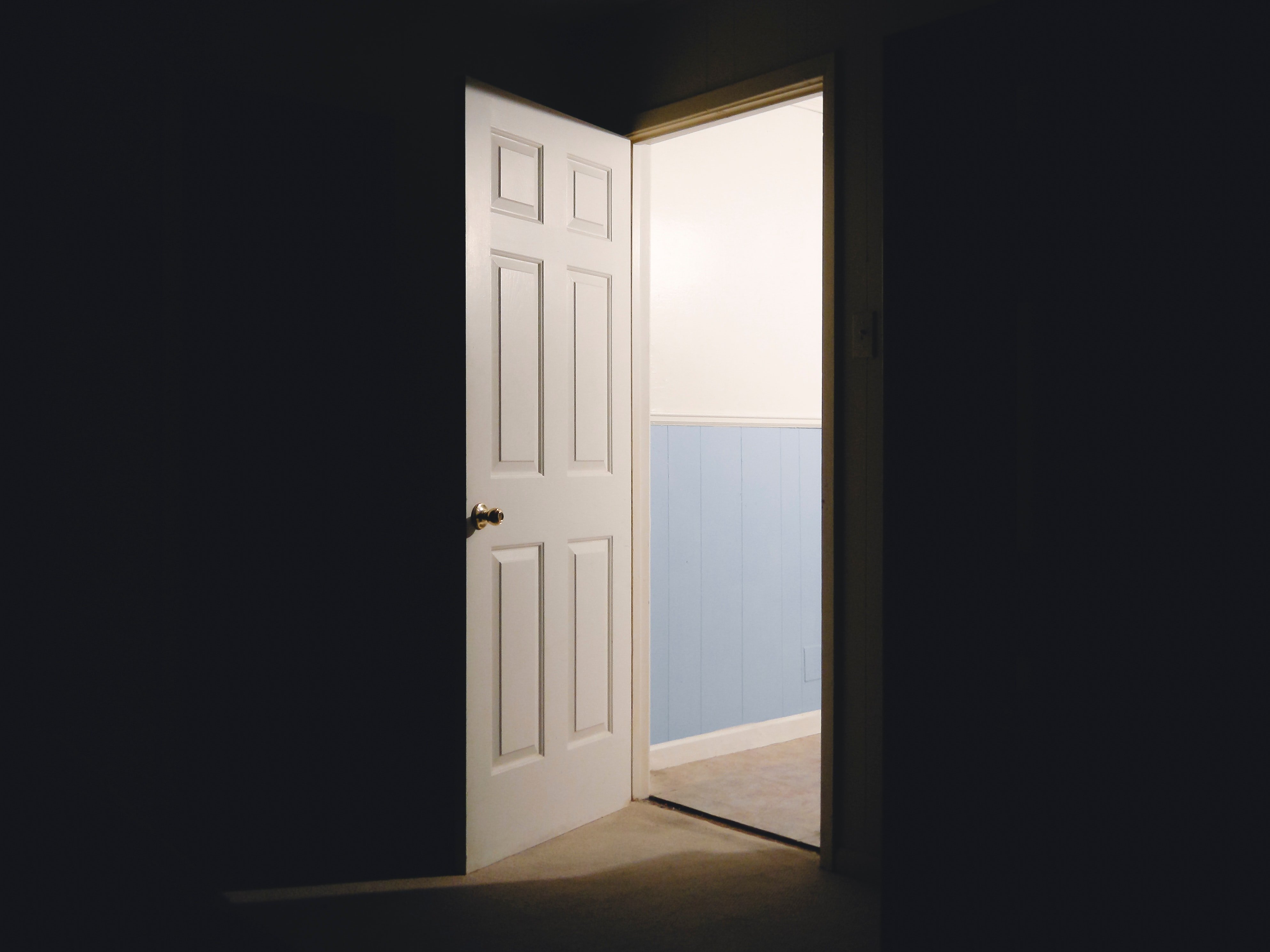 Дверь открывается полностью. Открытая дверь. Дверь открывается. Темная комната с дверью. Приоткрытая дверь в комнату.