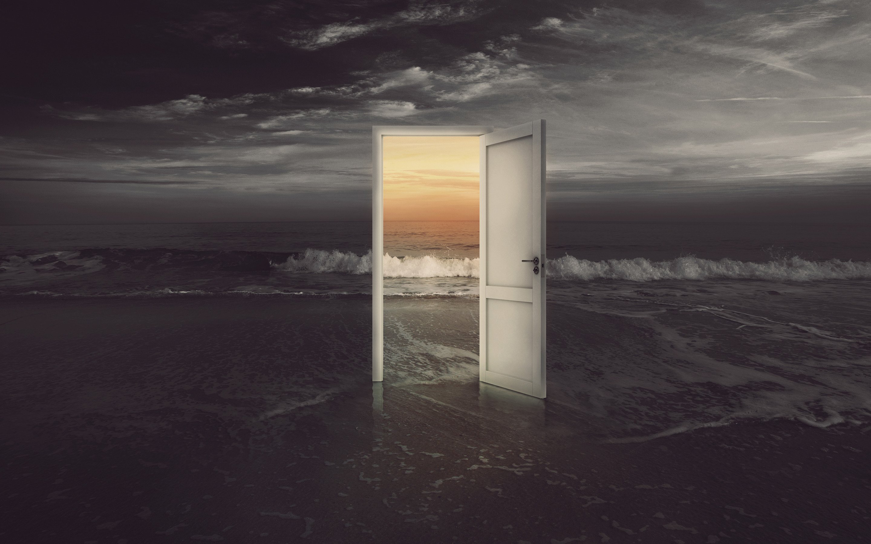 Вдруг наша дверь. Открытая дверь. Дверь открывается. Дверь в море. Полуоткрытая дверь.