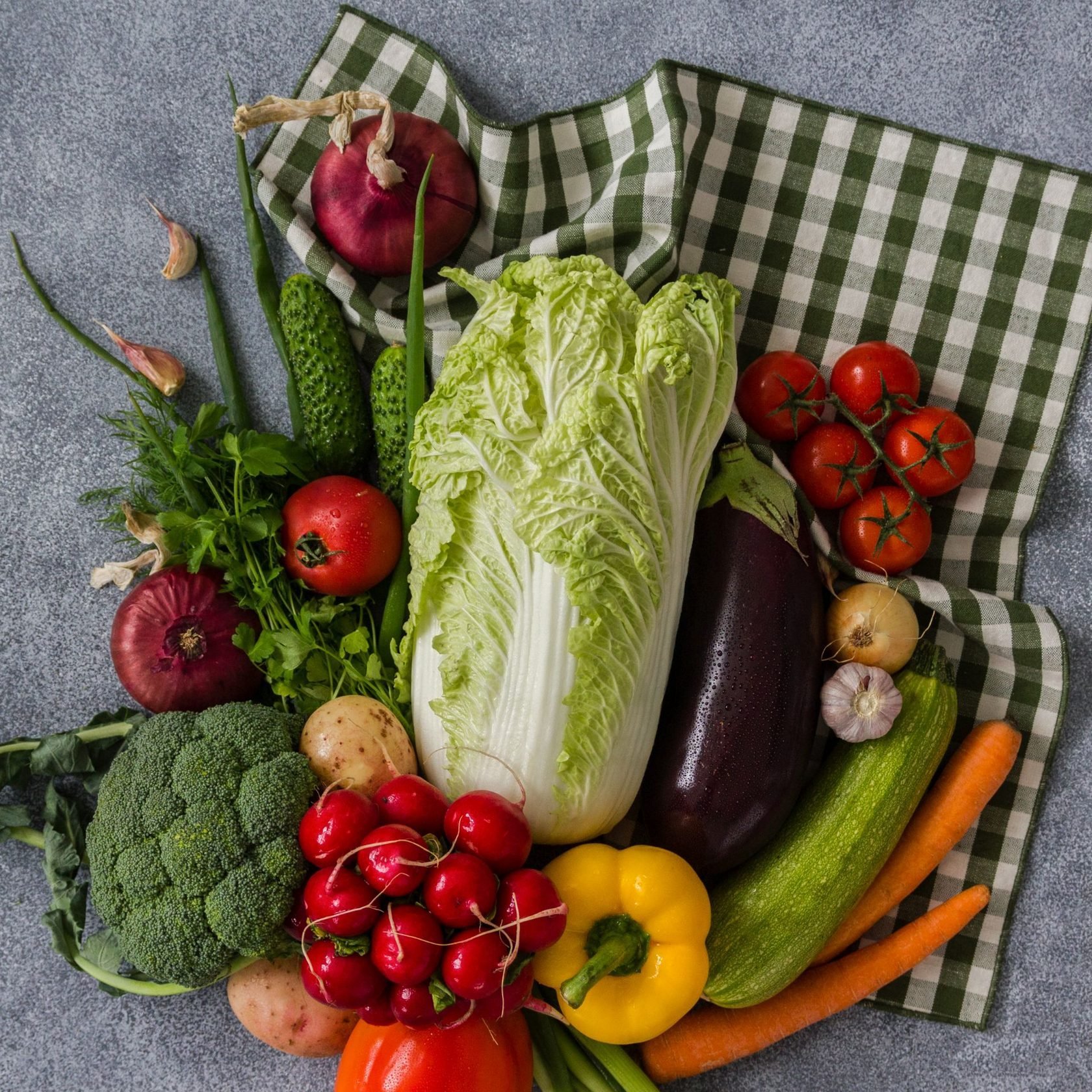 Овощи с доставкой на дом. Овощи и фрукты. Красивые овощи. Свежие овощи и фрукты. Овощи на столе.
